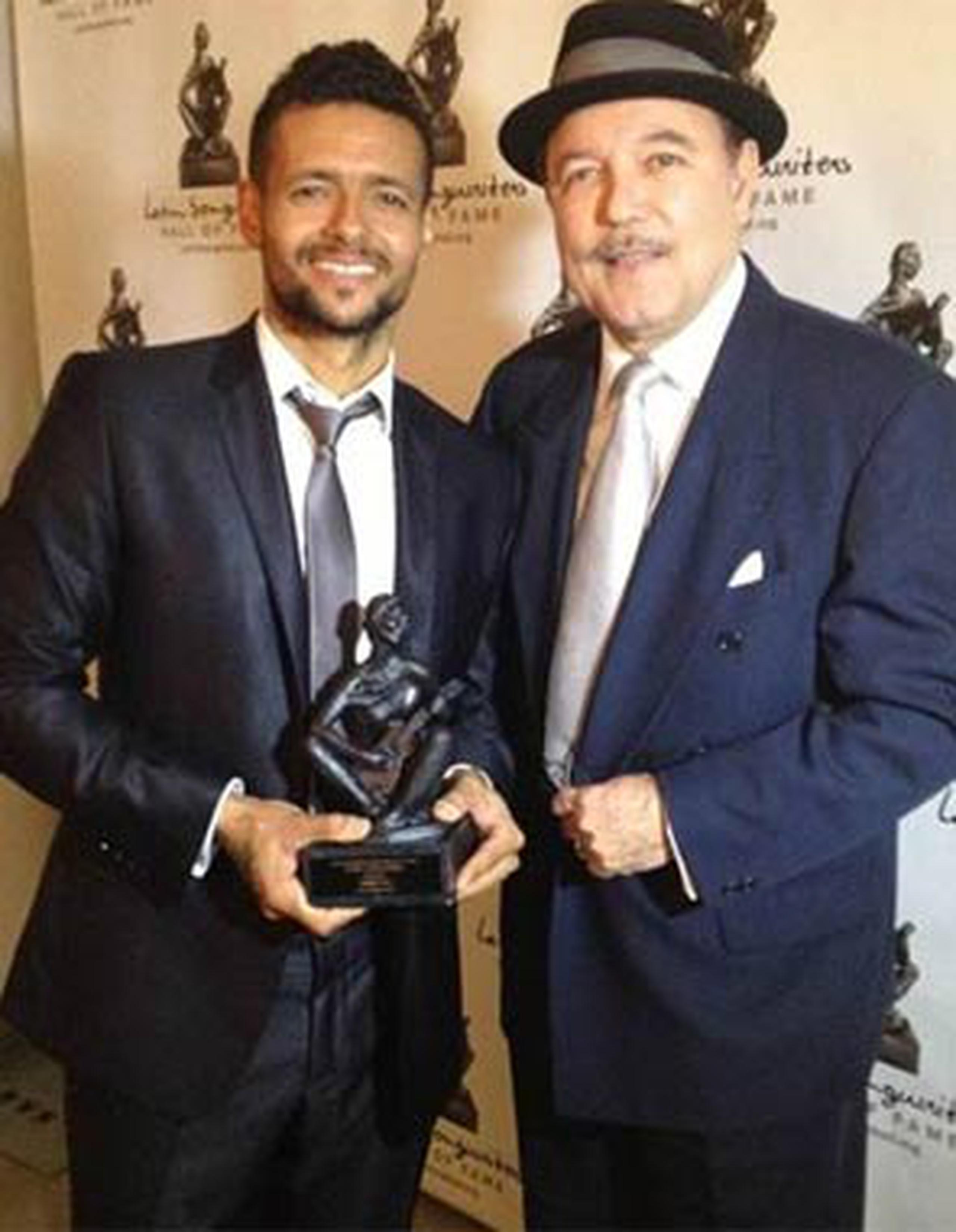 Draco recibió el premio de manos del cantante panameño Rubén Blades. (Suministrada)