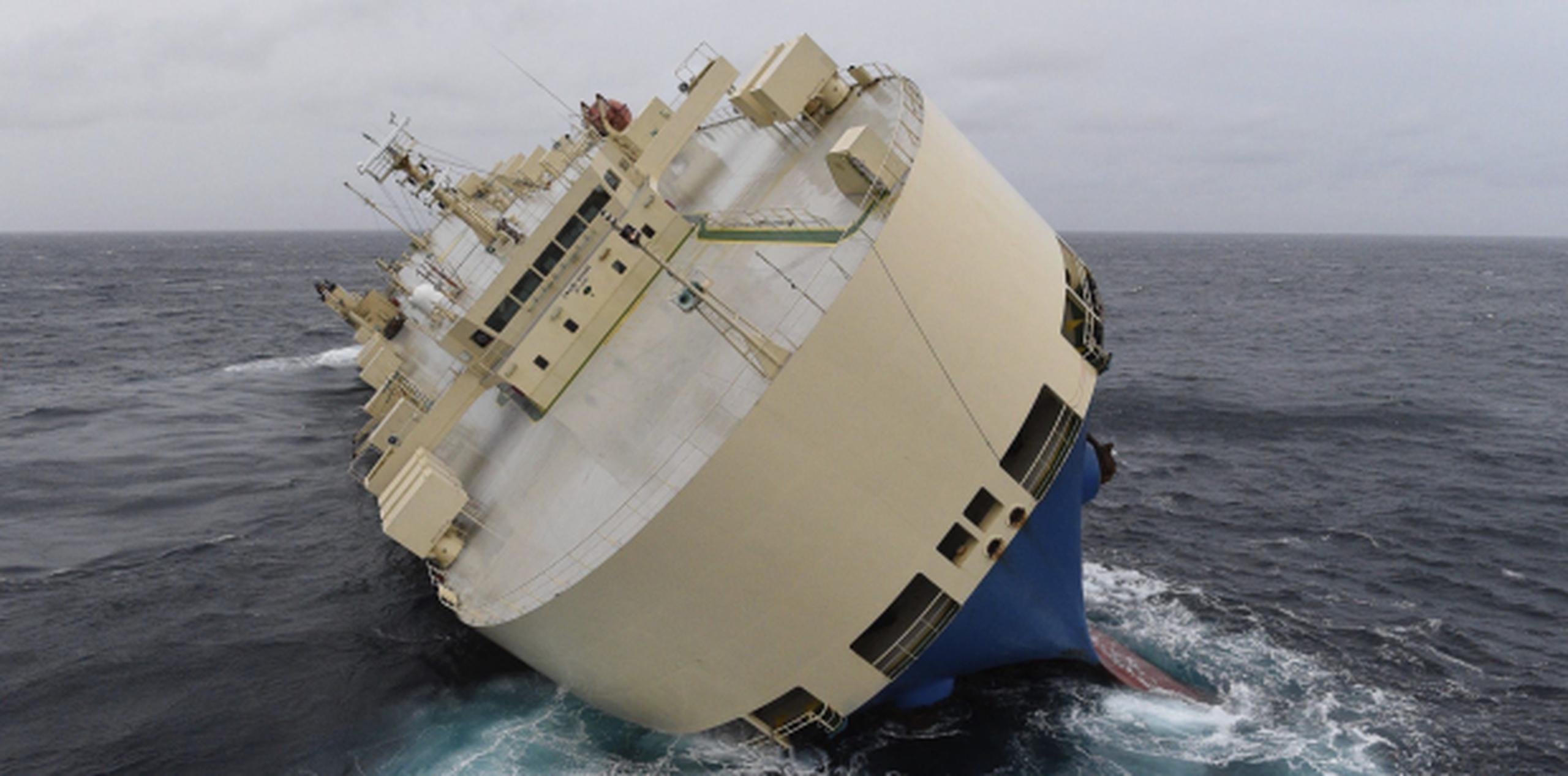 La cubierta del buque estaba casi a punto de sumergirse en las enfurecidas aguas del Golfo de Vizcaya. (EFE/Loic Bernardin/Marine Nationale)