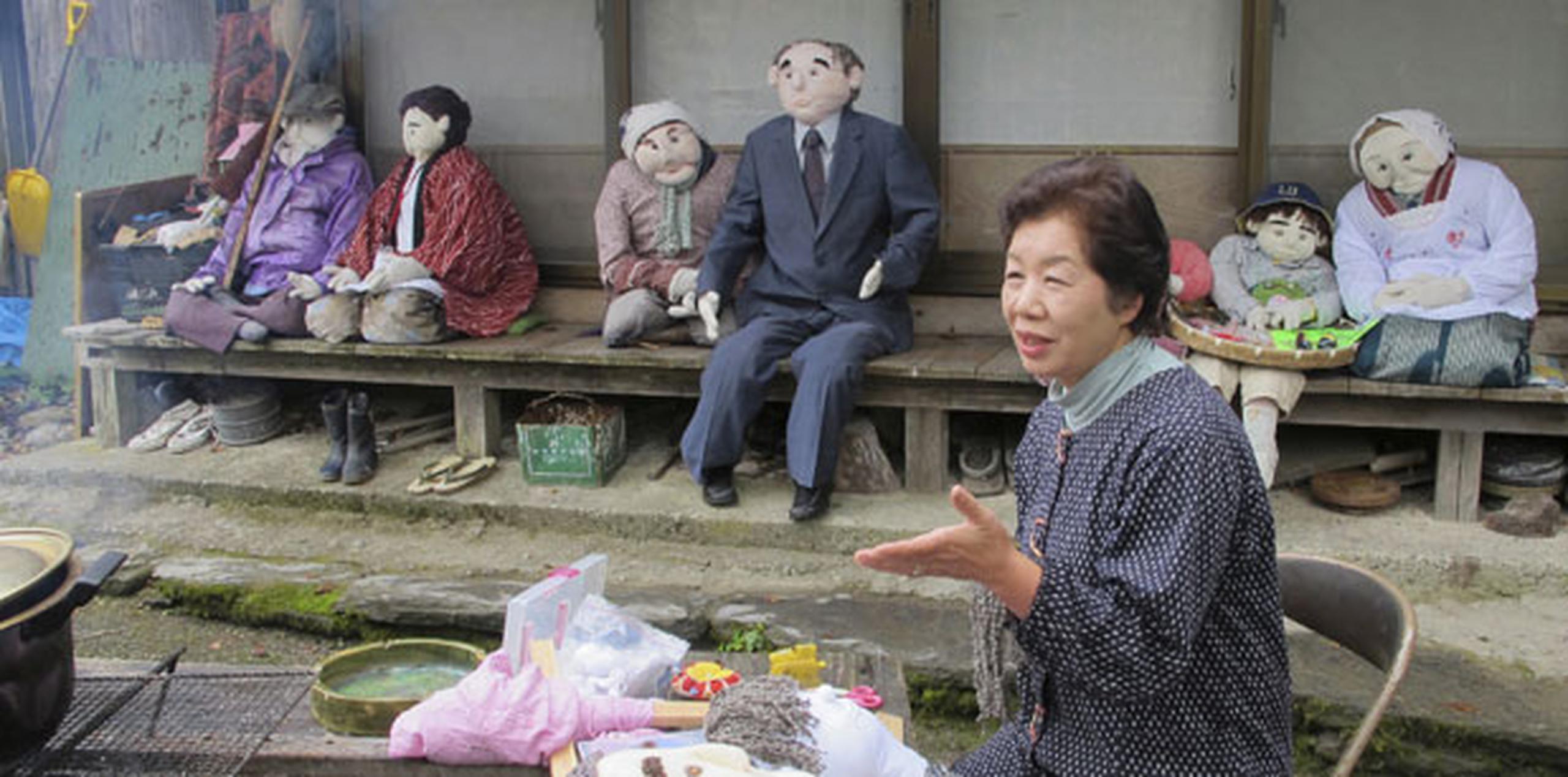 Tsukimi Ayano guía a los visitantes del pueblo por la escuela primaria, cerrada hace dos años, mostrando impolutas aulas habitadas con maniquíes de estudiantes y profesores. (AP)