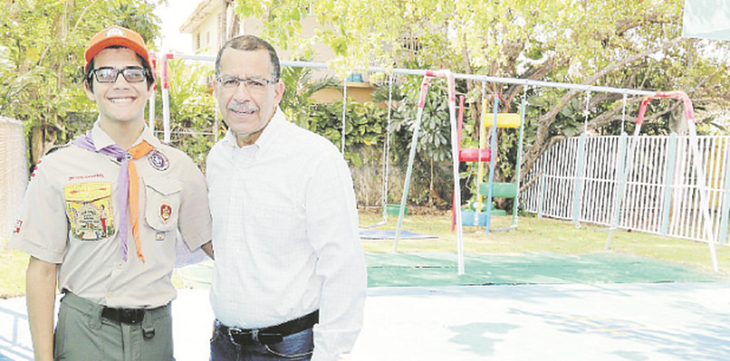 Ian Santiago Hernández compartió con el alcalde de Toa Baja durante la inauguración. (SUMINISTRADA)