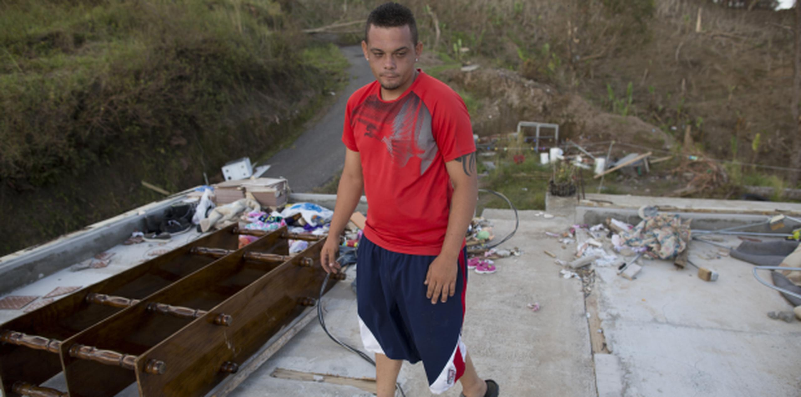 Francis Rodríguez muestra lo poco que quedó de su casa, la que ubicaba en el segundo piso de la casa de su mamá. (xavier.araujo@gfrmedia.com)