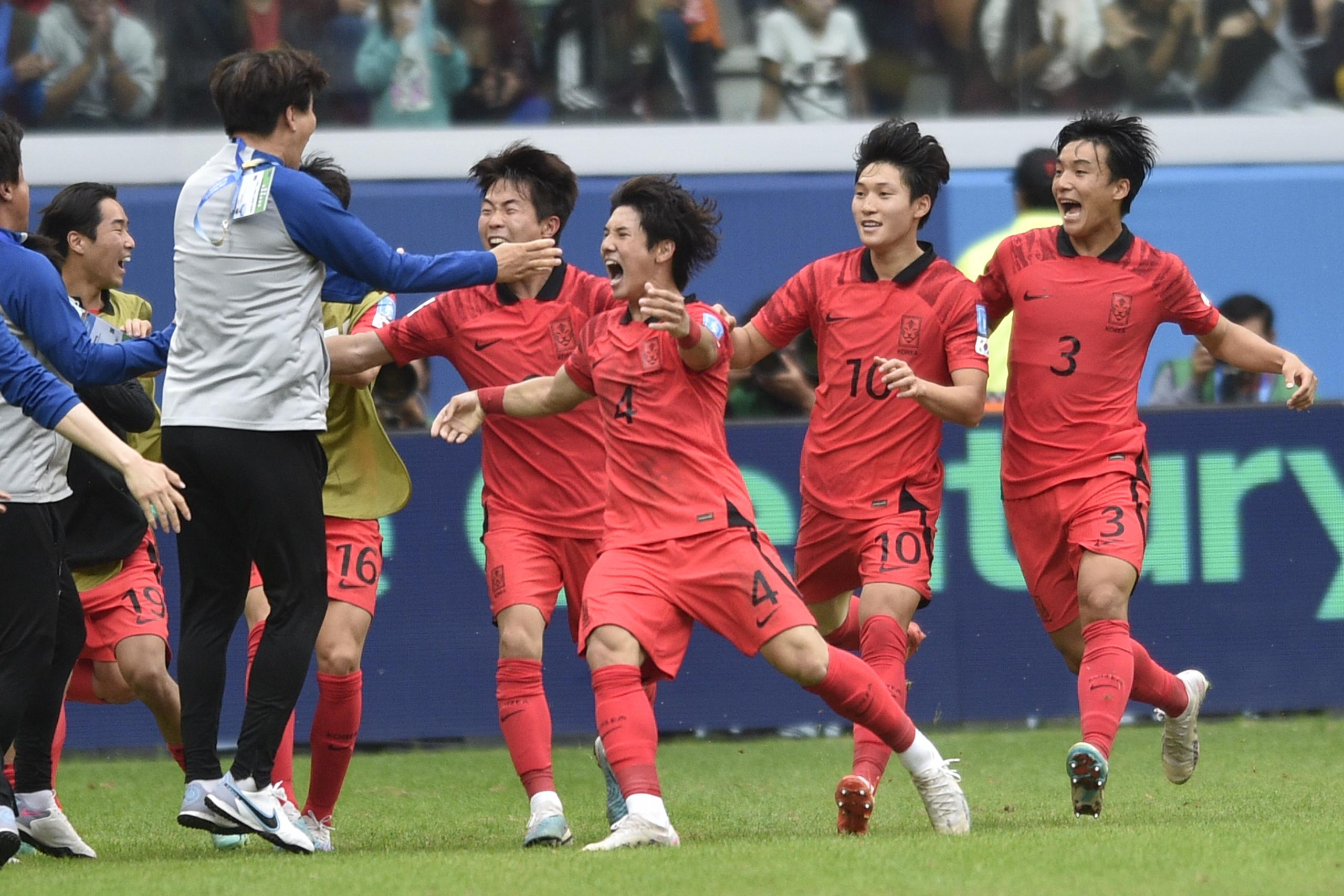 Choi Seok-hyun (4), celebra con sus compañeros tras anotar el gol de la victoria 1-0 ante Nigeria en los cuartos de final del Mundial Sub20.