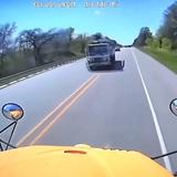 El impactante video de choque entre guagua escolar y camión en Texas