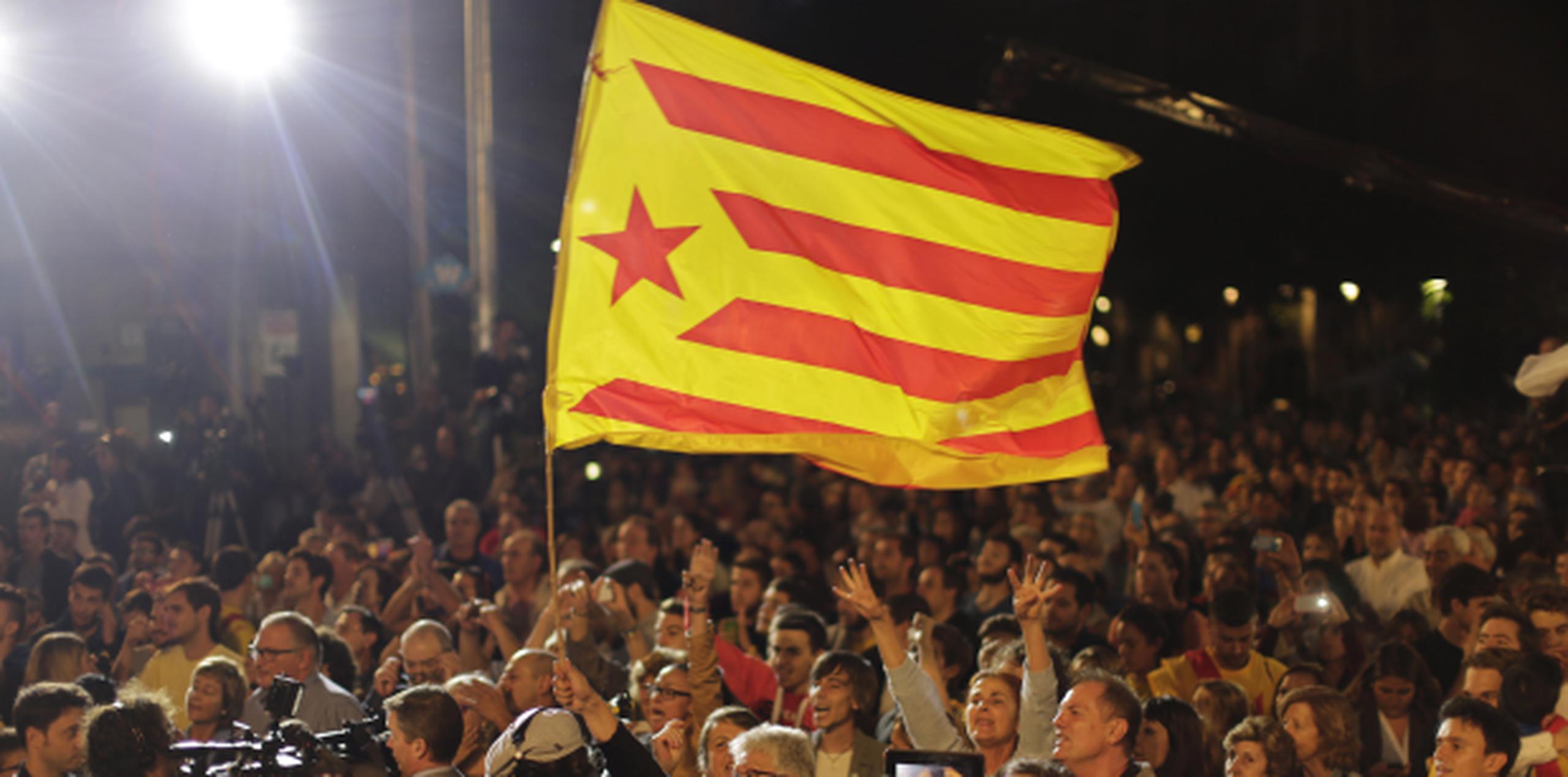 La estelada, o bandera proindependencia de Cataluña, ondea hoy en manifestaciones de partidarios de la secesión. (AP)
