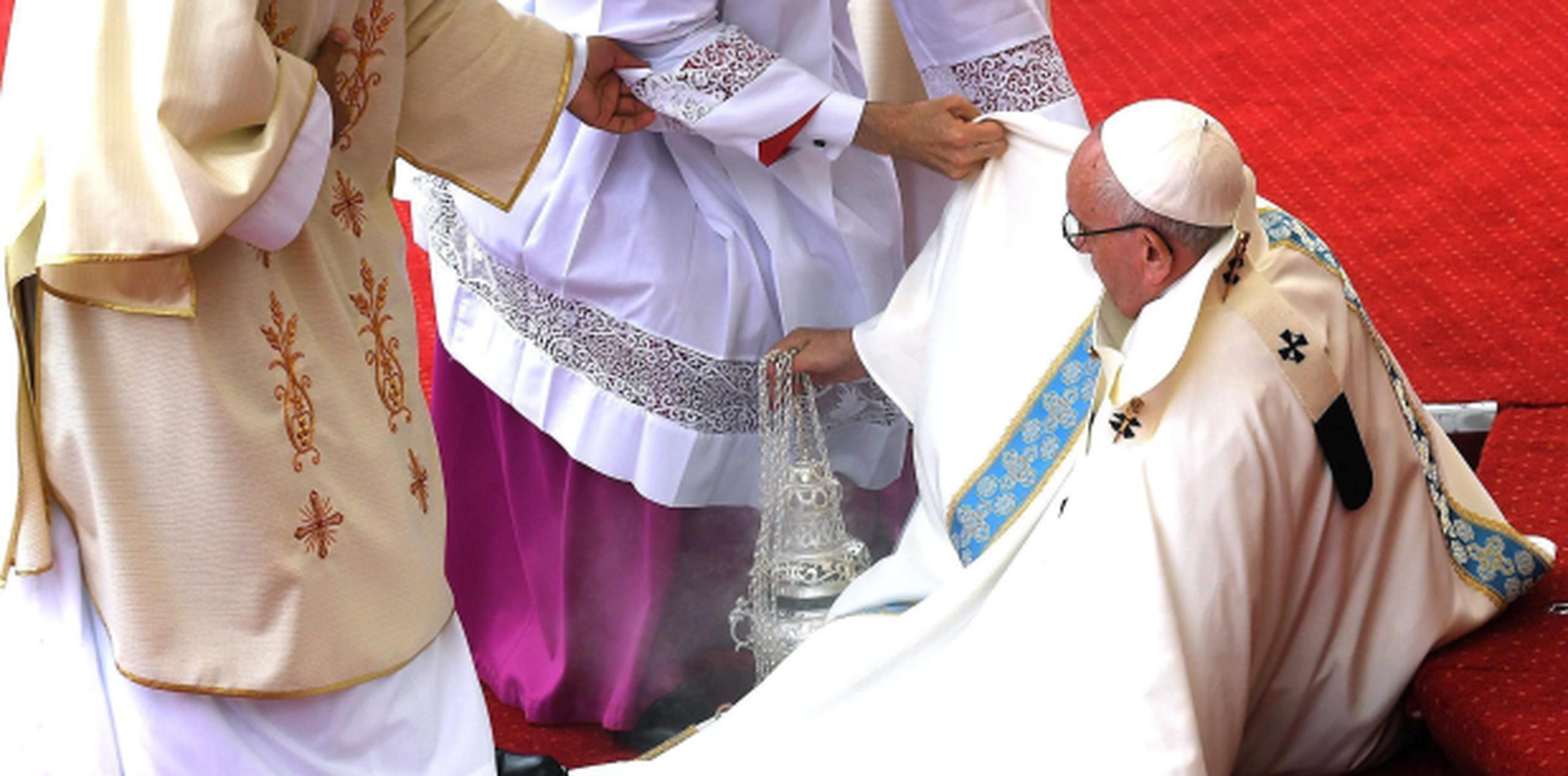 La misa continuó sin percance y el pontífice ofreció un extenso sermón ante decenas de miles de personas. (EFE)