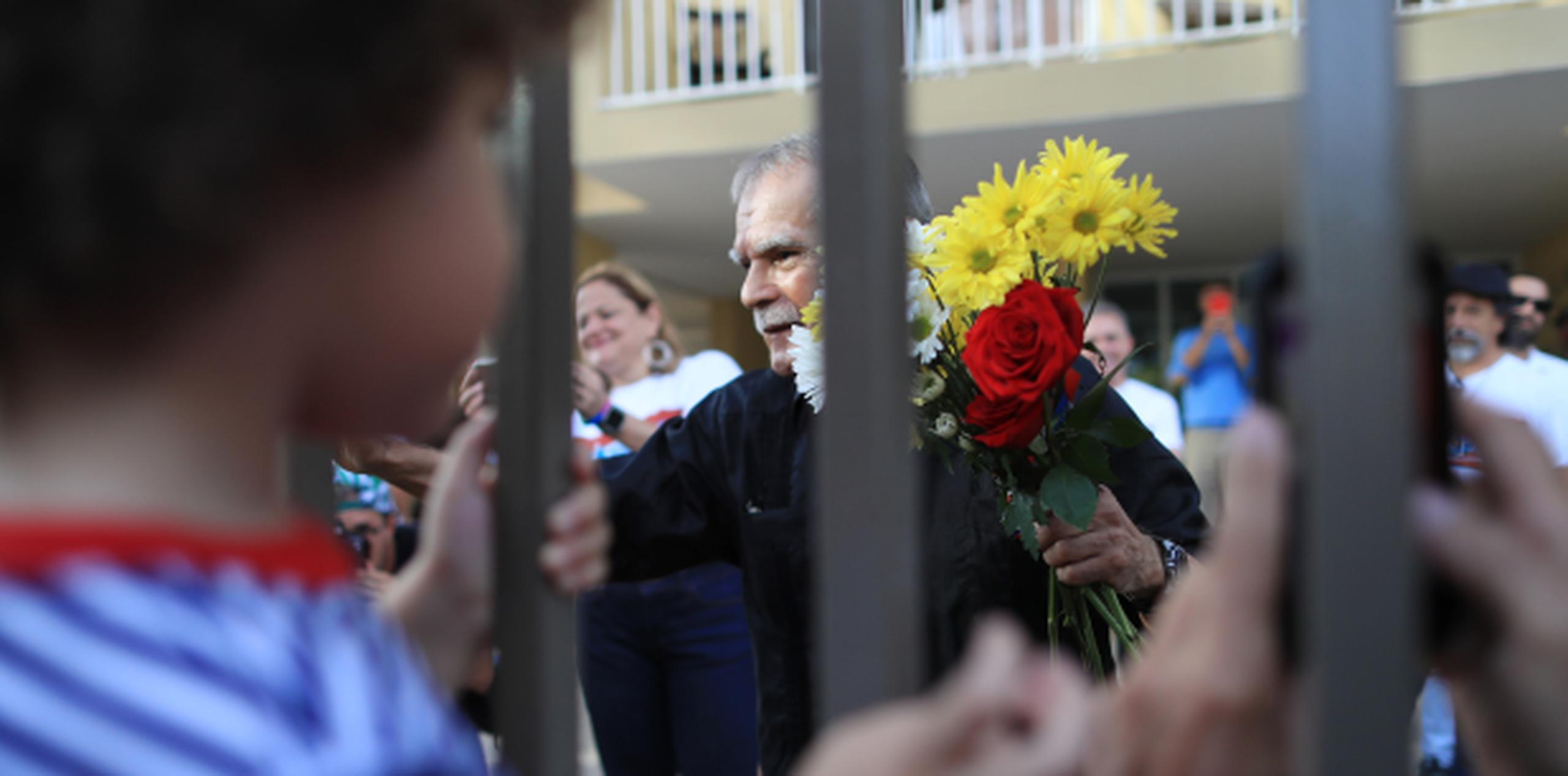 Un niño observa a Oscar López Rivera mientras se dirige a algunos de los que acudieron a su casa a celebrar su liberación.
(TERESA.CANINO@GFRMEDIA.COM)