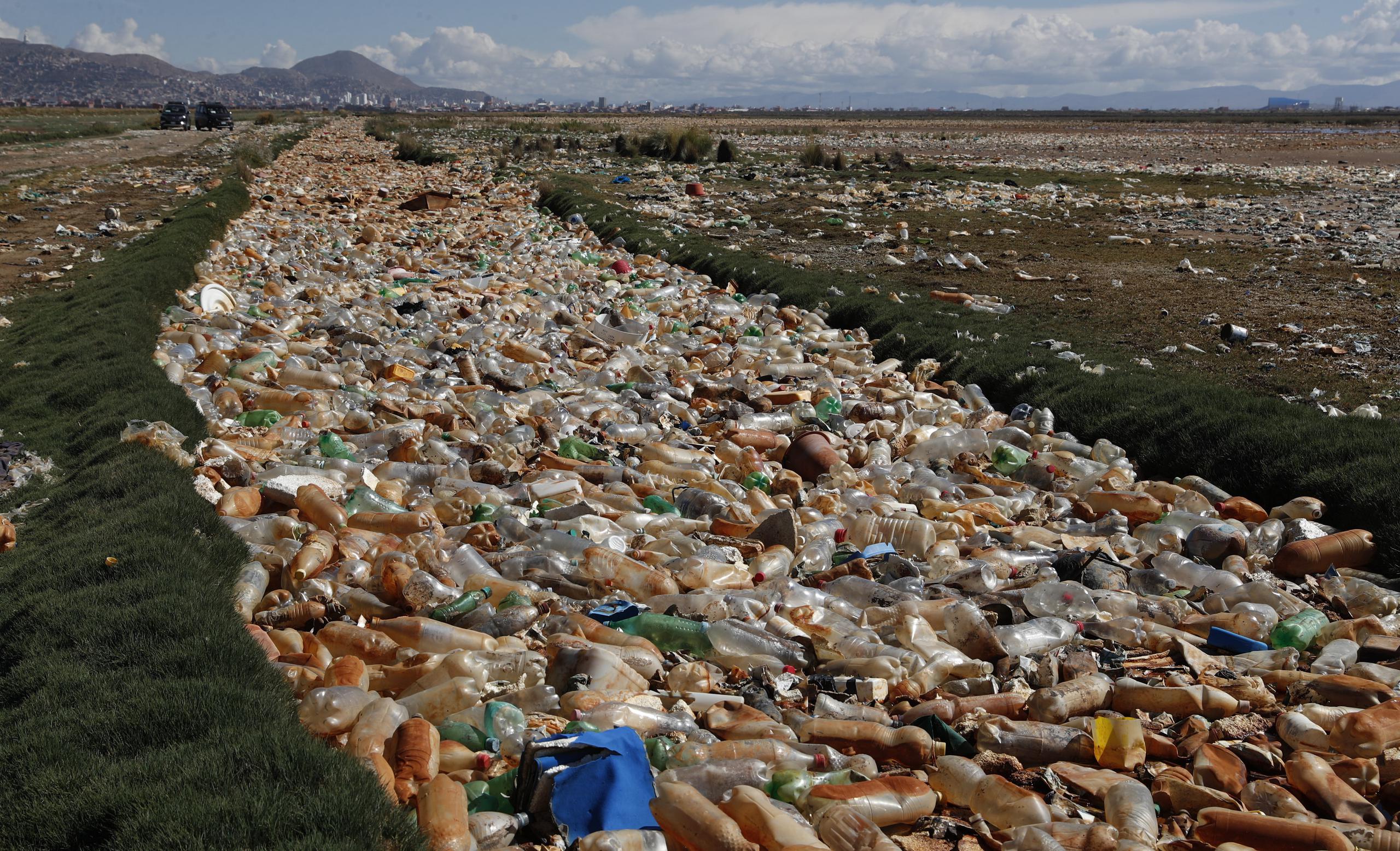 Botellas de plástico y basura flotan en el río Tagarete, que desemboca en el lago Uru Uru, cerca de Oruro, Bolivia.