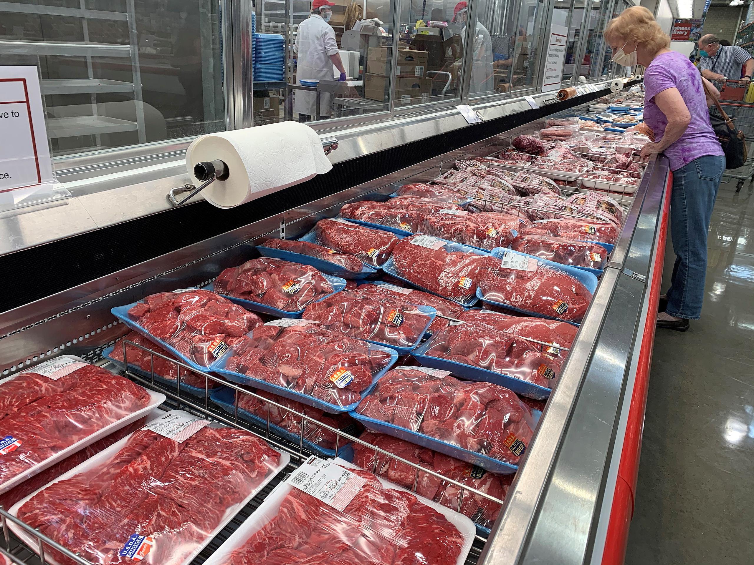 Compradores ven selecciones de carne de primera calidad en el departamento de carnes en un Costco Wholesale de la ciudad de Vacaville, California.