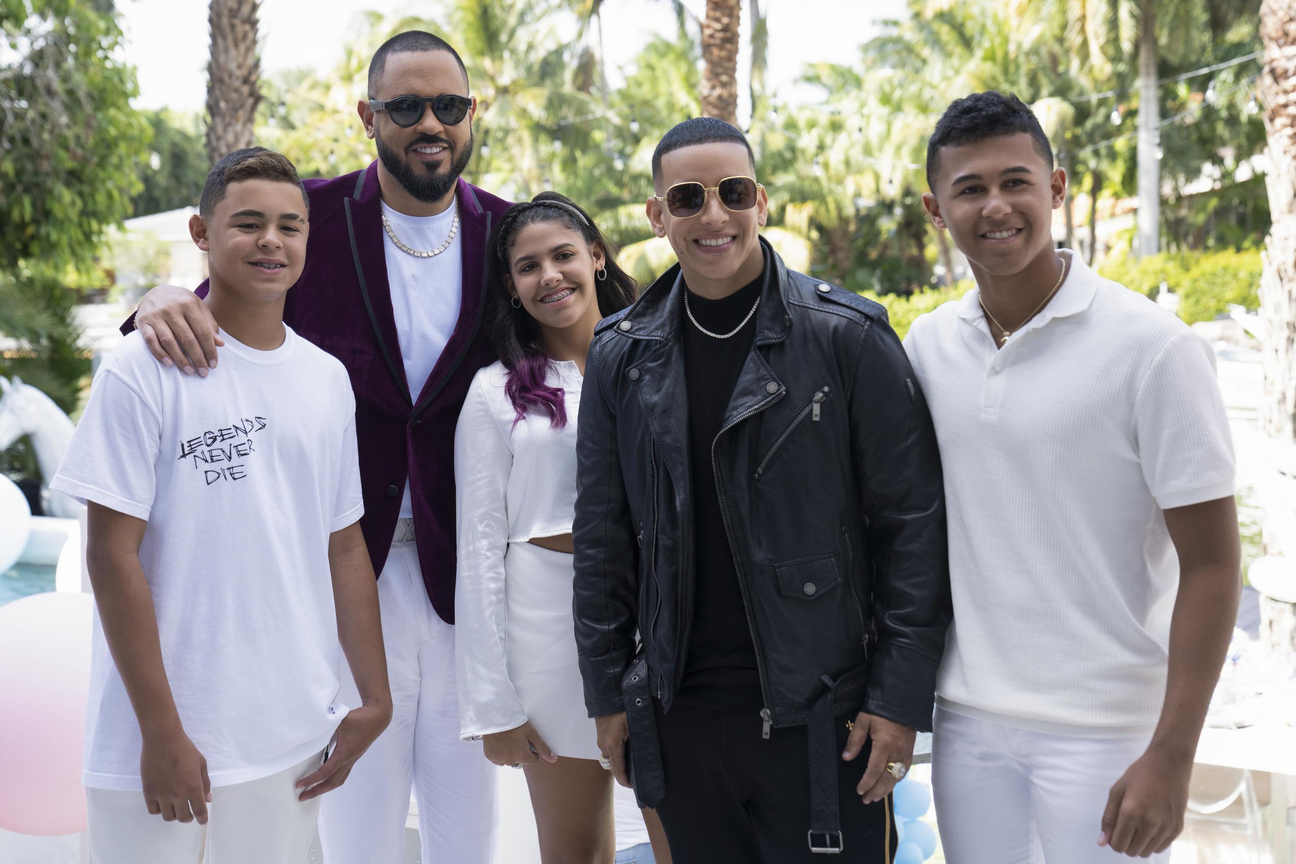 Raphy Pina y sus hijos junto a Daddy Yankee.