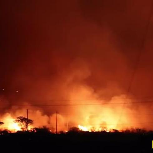 Descomunal fuego en el área de Salinas