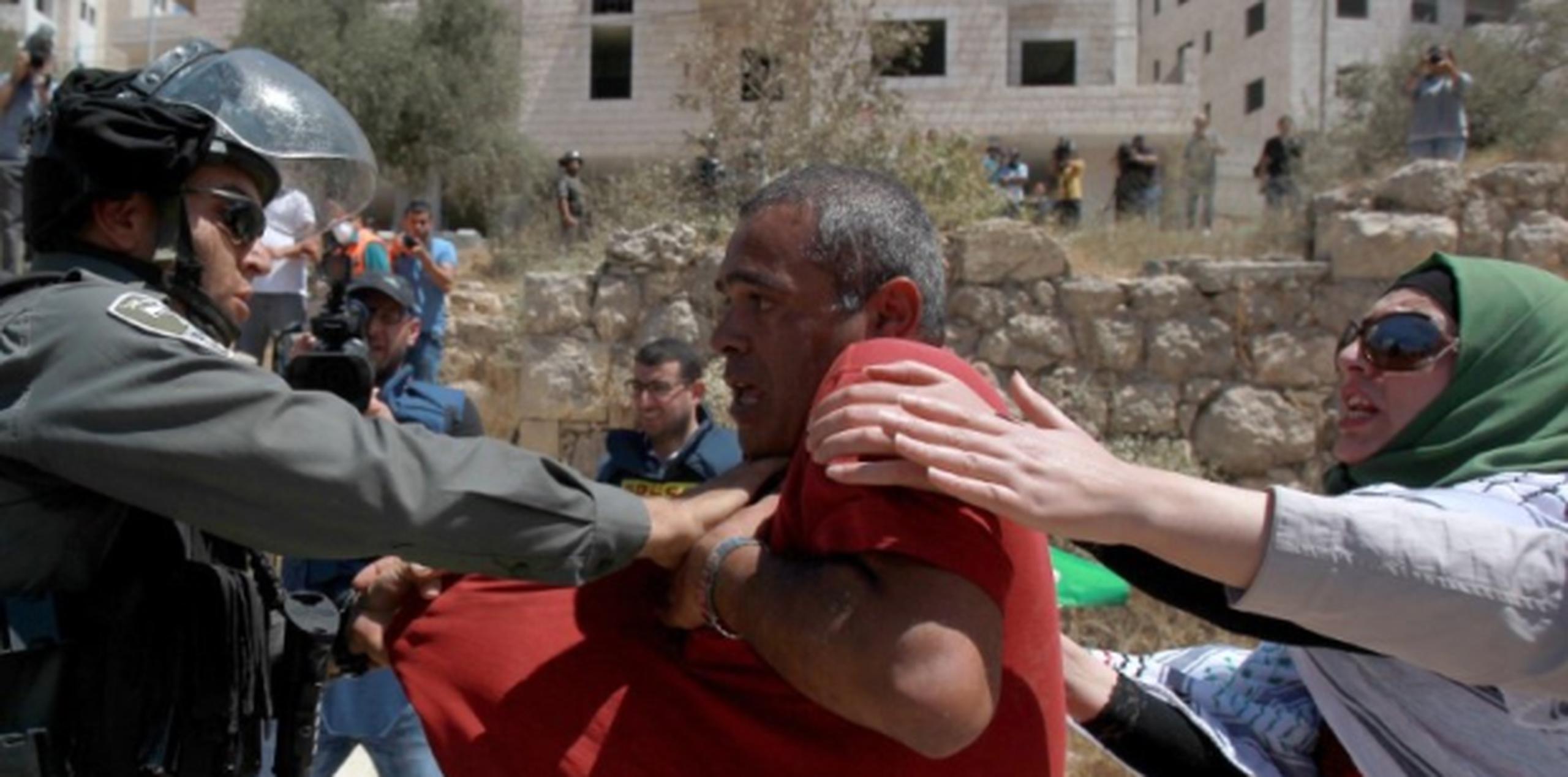 Encontronazo entre un manifestante y un soldado. (AFP)