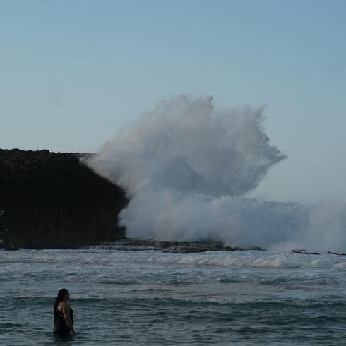 Furiosas olas golpean la costa norte de