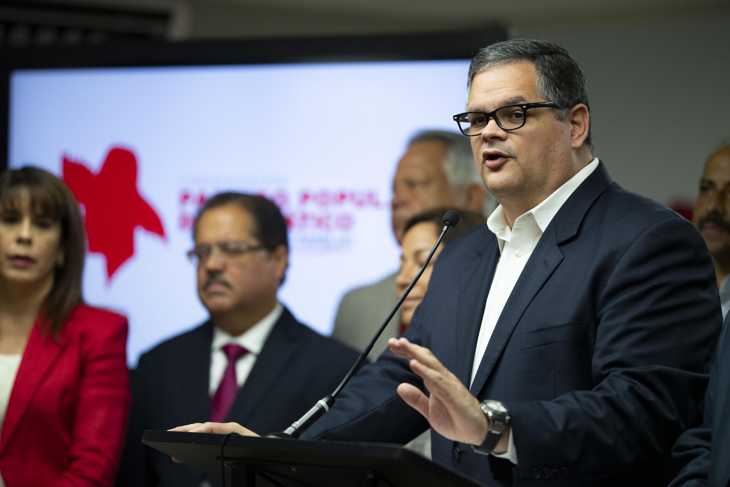 El presidente del PPD, Aníbal José Torres, y otros miembros del partido
