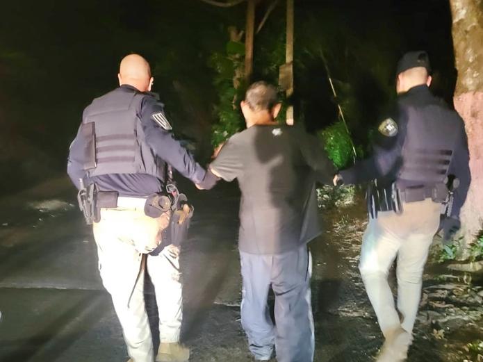 Agentes llevan al hombre arrestado este jueves en Vega Baja por un caso de maltrato de menores.