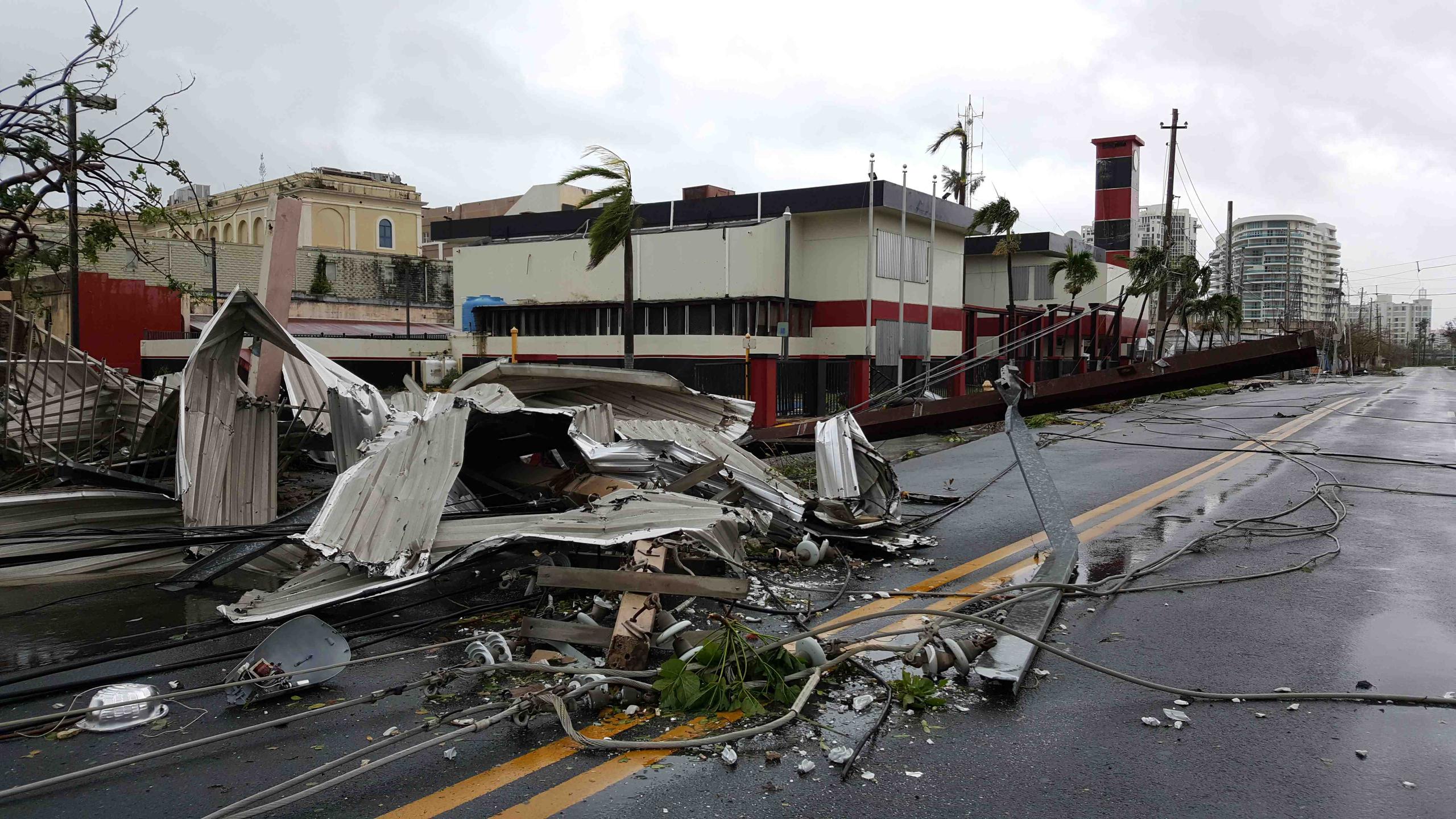 Vista de los daños tras el paso del huracán María en la avenida Constitución.