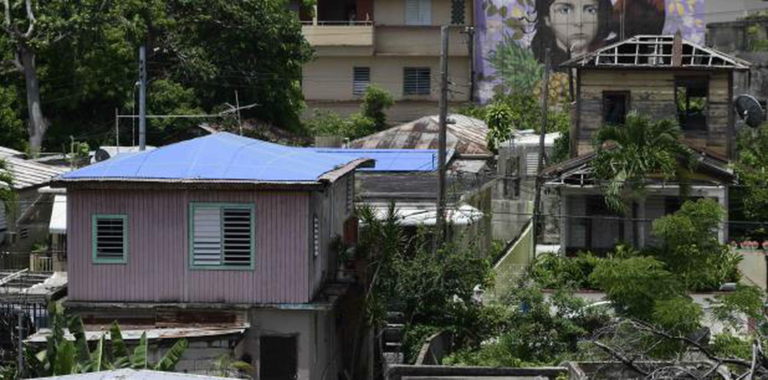Viviendas afectadas por el huracán María, algunas cubiertas por estructuras de plástico azul, en el barrio El Gandul, en San Juan. (AP / Carlos Giusti)