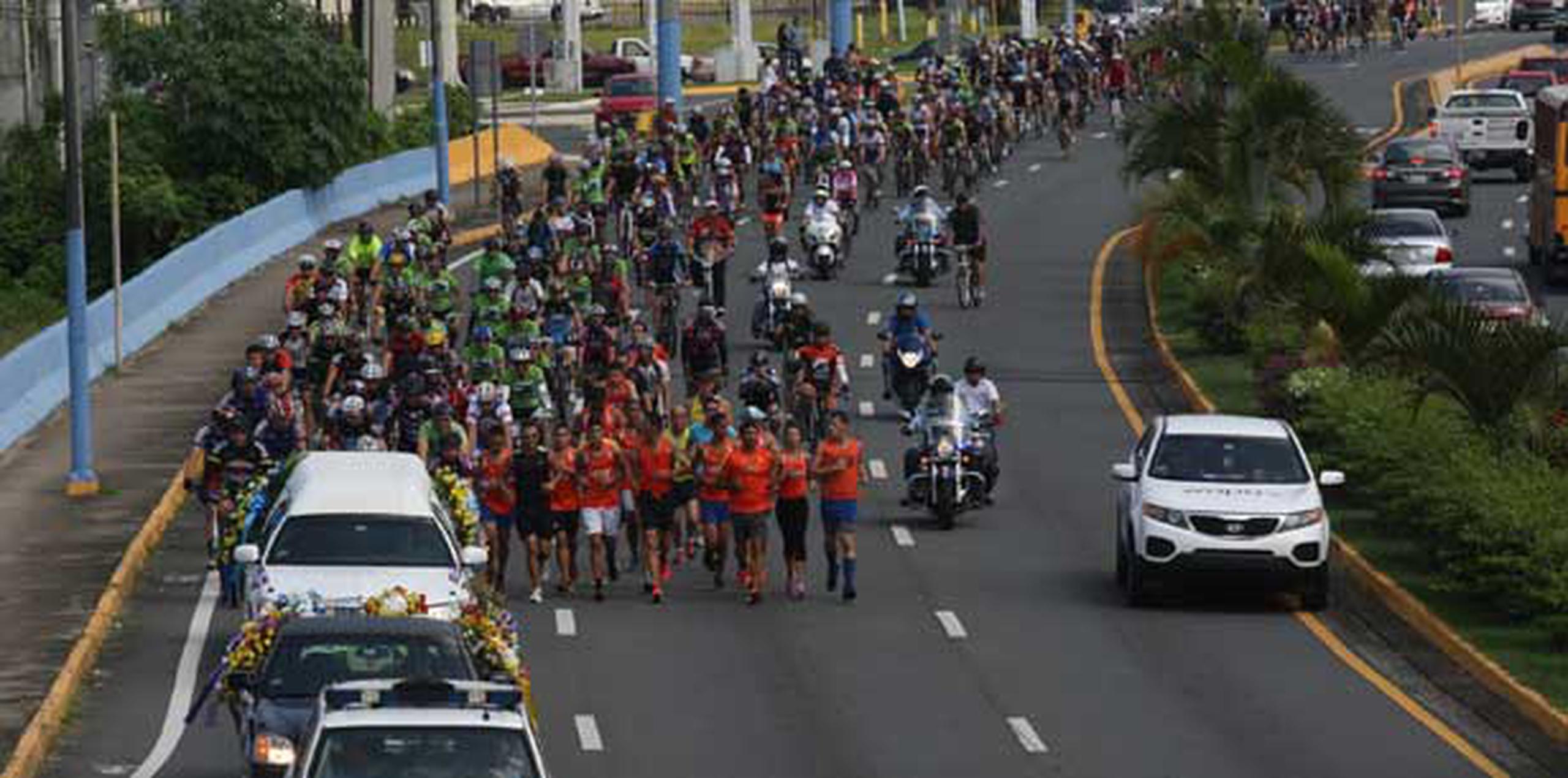 Los ciclistas se unieron en fila, desmontaron las gomas delanteras de sus bicicletas y las elevaron para rendirle honor. (GFR Media / Nelson Reyes Faría)