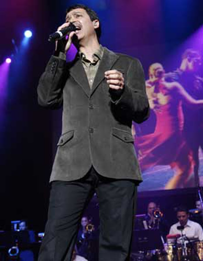 Eddie Santiago Siente Que La Salsa Necesita Sangre Nueva Primera Hora Tus besos frios como la lluvia, que gota a gota fueron enfriando.mi alma, mi cuerpo y mi ser. eddie santiago siente que la salsa