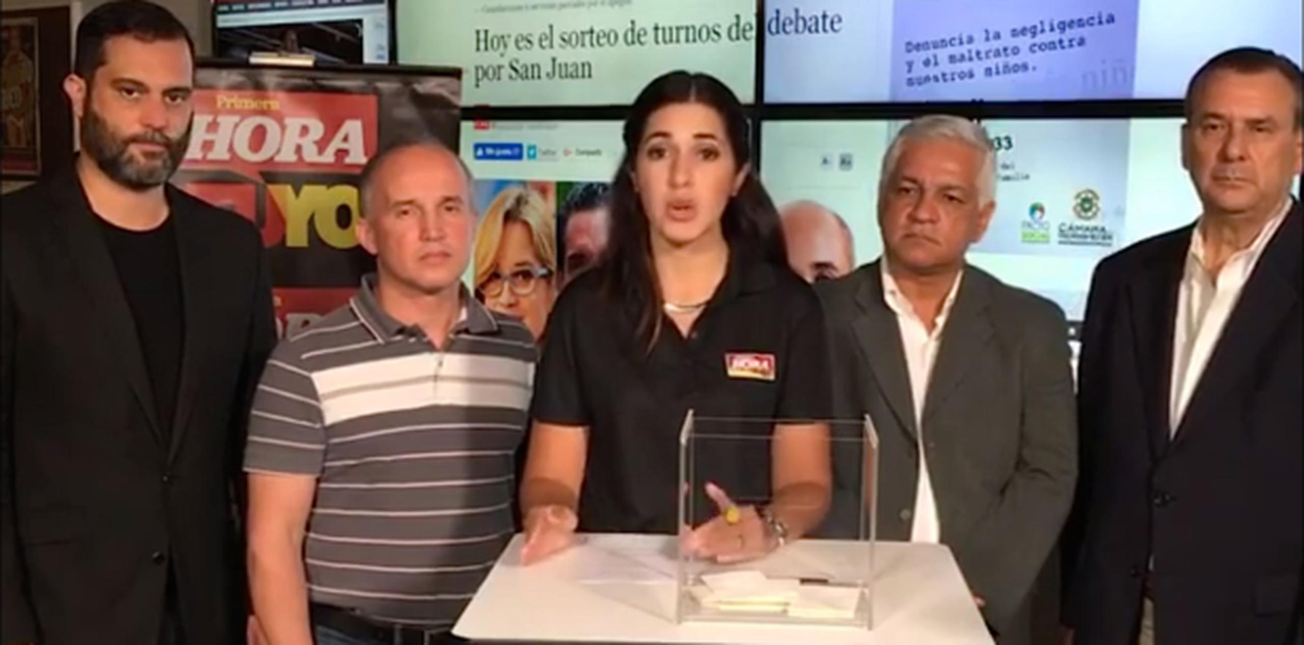 Los representantes de los cuatro candidatos para la alcaldía de San Juan presenciaron anoche el sorteo efectuado en las instalaciones de Primera Hora. (Captura)