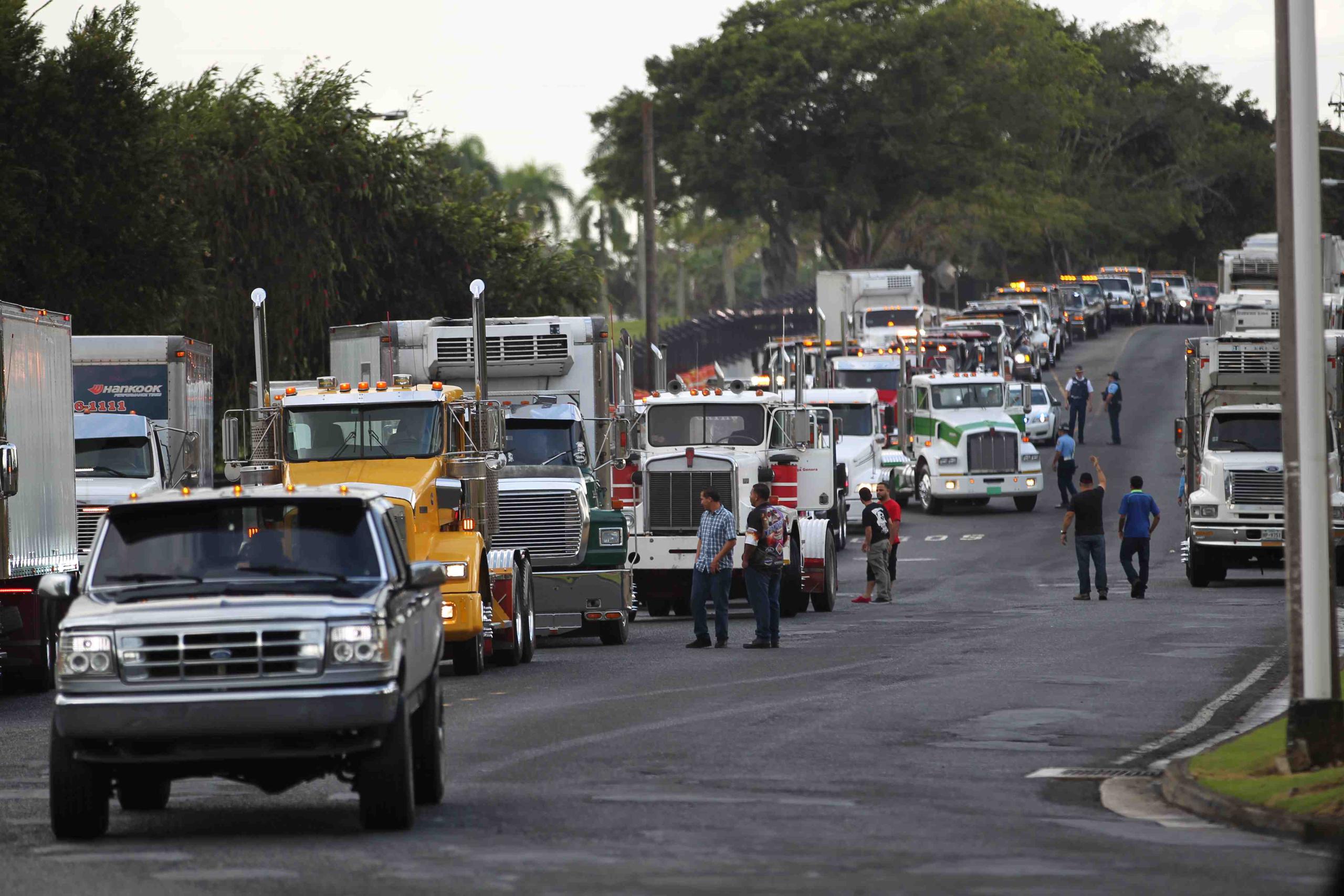 Un grupo de camioneros y grueros llevaron hasta el Capitolio una protesta para reclamar que no se apruebe el proyecto del Impuesto sobre el Valor Agregado (IVA).
