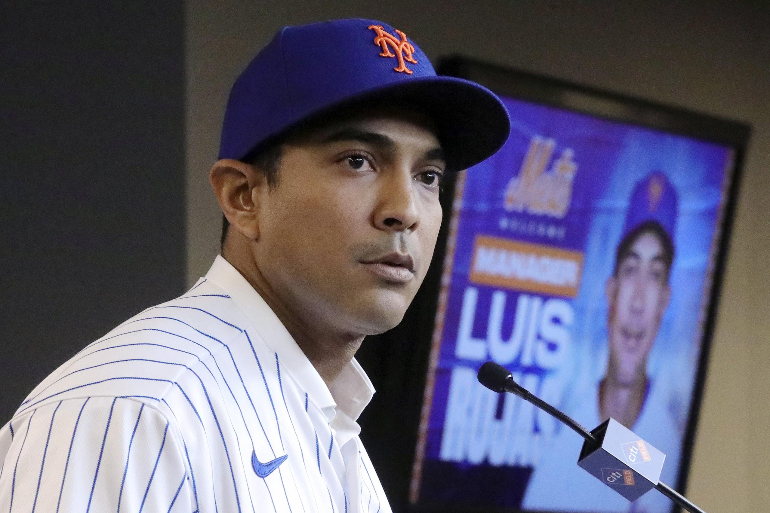 ARCHIVO - En esta foto de archivo del 24 de enero de 2020, el manager dominicano de los Mets de Nueva York, Luis Rojas, habla en la conferencia de prensa en la que fue presentado (AP Foto/Bebeto Matthews, archivo)