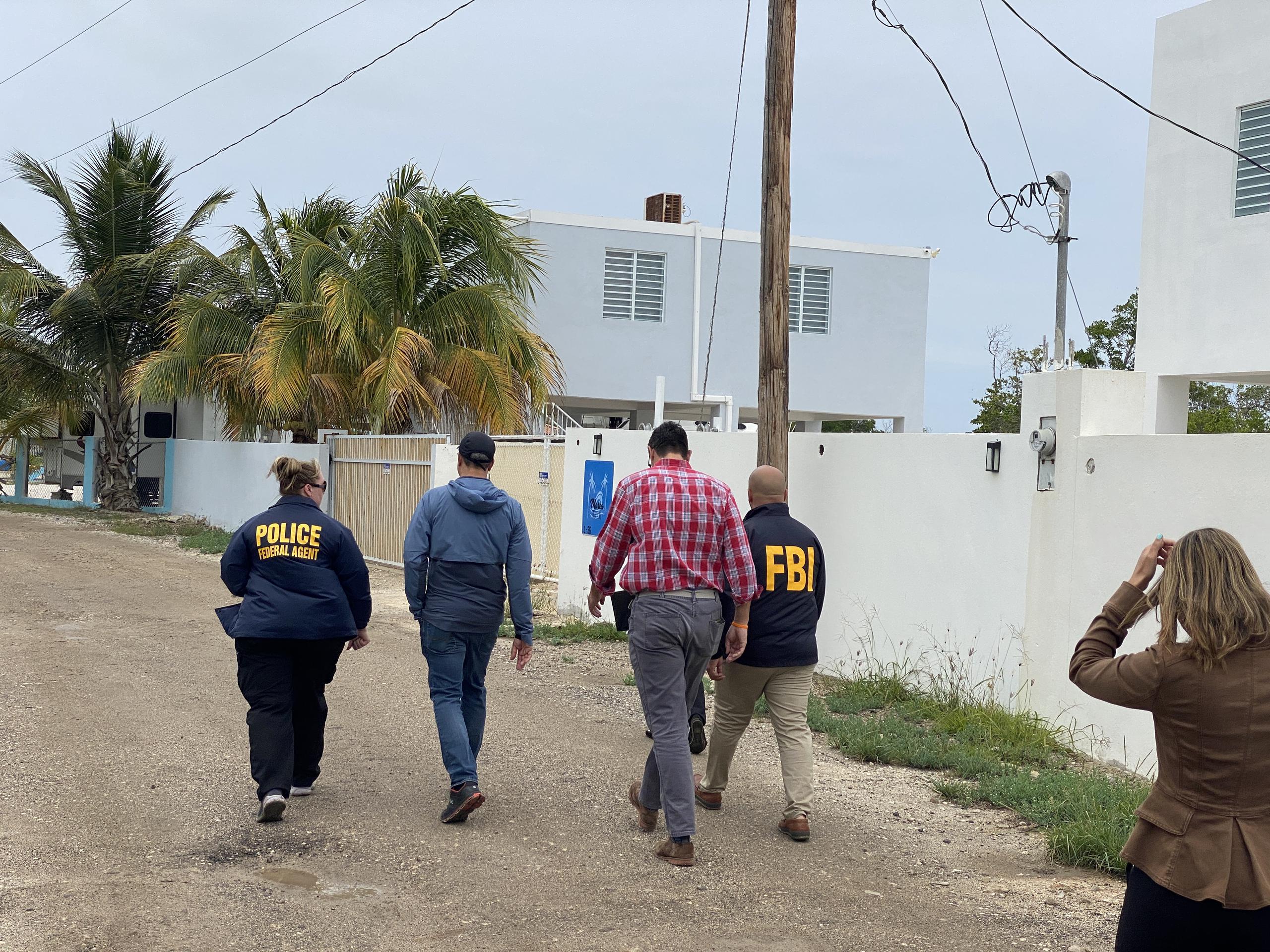 Oficiales de la Fiscalía federal, el FBI y otras agencias inspeccionan los terrenos invadidos en la Reserva Natural de la Bahía Jobos, en Salinas. (alex.figueroa@gfrmedia.com)