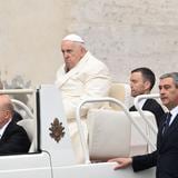Reaparece el papa en la plaza de San Pedro tras su alta hospitalaria 