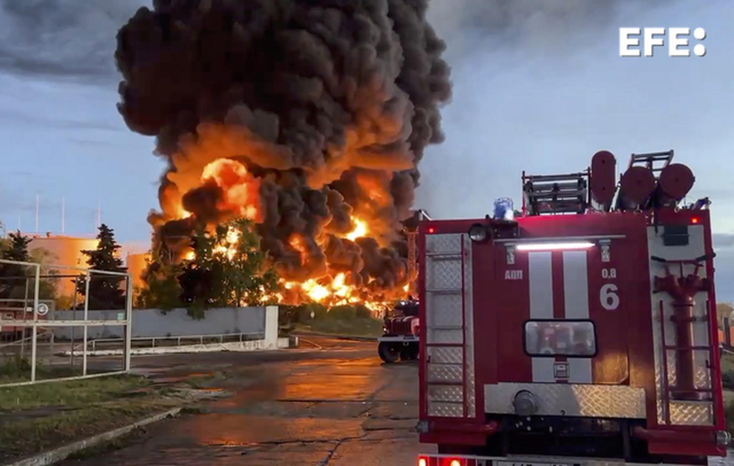 Depósitos de combustible ardiendo tras un ataque con drones este sábado en la península de Crimea. (EFE/EPA/SEVASTOPOL GOVERNOR TELEGRAM)