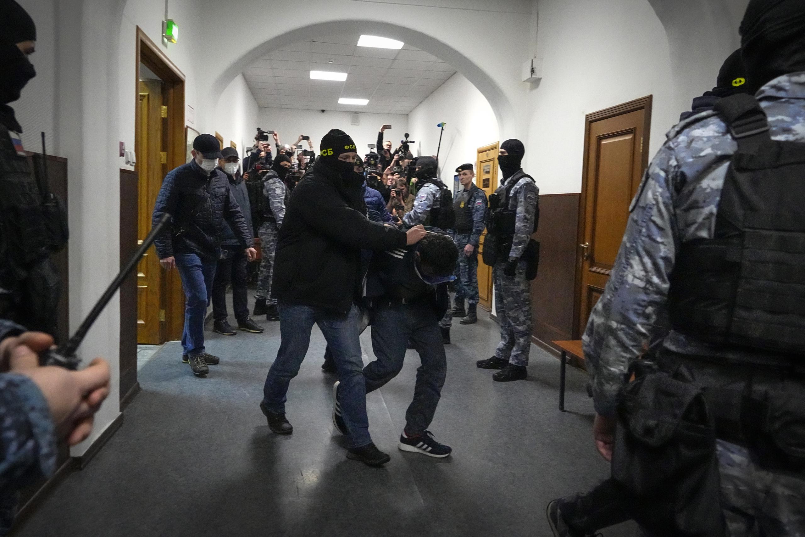 Un sospechoso de participar en el mortal ataque a un centro de conciertos en Moscú es escoltado por agentes de policía en el tribunal de Basmanny, en Moscú, Rusia, el 24 de marzo de 2024. (Foto AP/Alexander Zemlianichenko)
