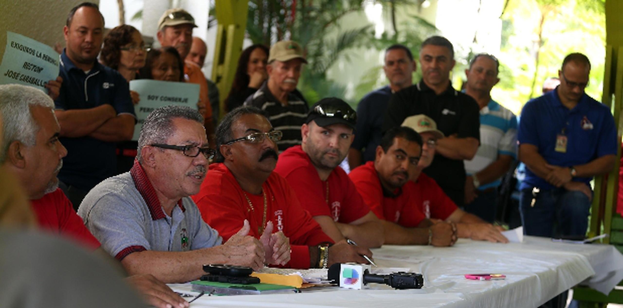 El presidente del Sindicato de Trabajadores de la UPR, David Muñoz (camisa gris) solicitó sanciones disciplinarias contra los empleados responsables de los actos vandálicos.  (juan.alicea@gfrmedia.com)
