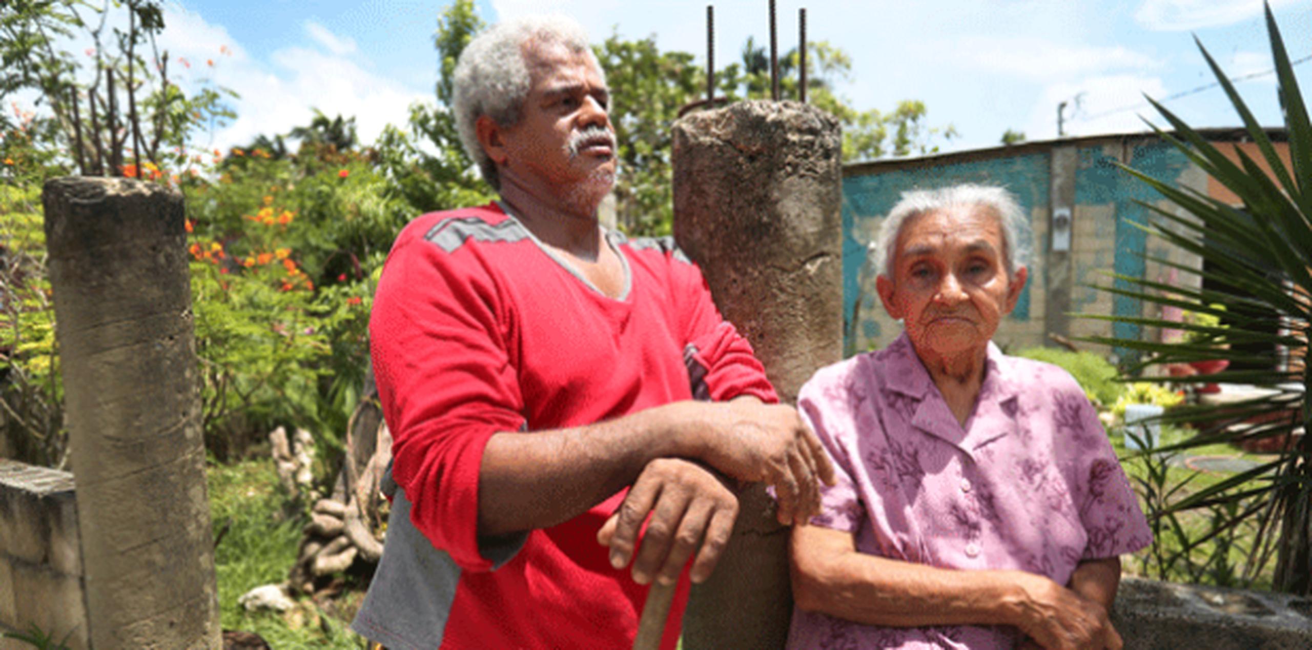 José Negrón y su esposa María Bermúdez lograron salvar sus cositas porque amarraron su techo de zinc con alambres y resistió. (vanessa.serra@gfrmedia.com)
