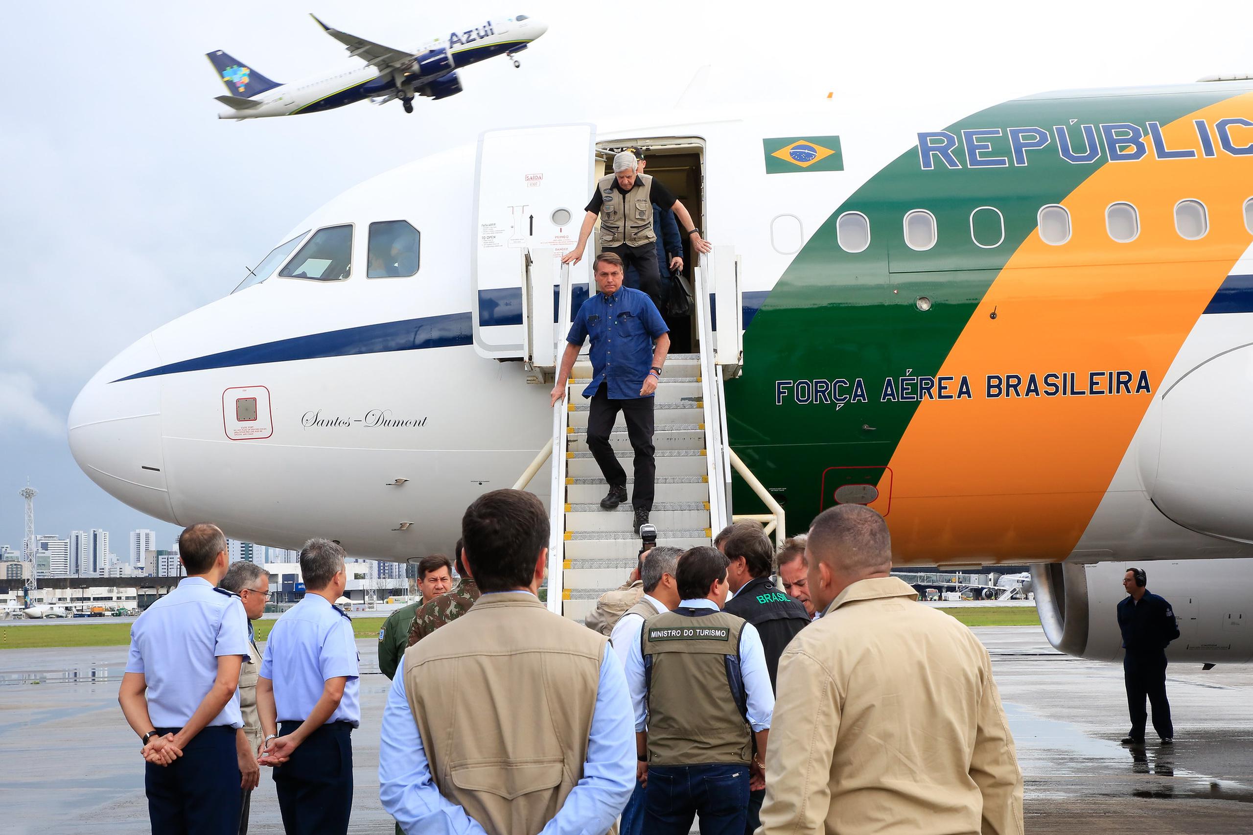 Fotografía cedida por Presidencia brasileña que muestra al presidente de Brasil, Jair Bolsonaro, a su llegada a la ciudad de Recife, capital del estado de Pernambuco (Brasil). EFE/Anderson Riedel Presidencia de Brasil
