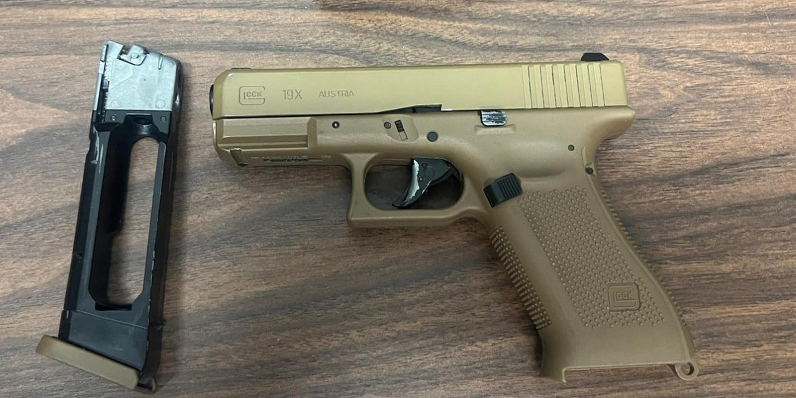 El arma que es una réplica de una pistola Glock calibre 9 milímetros fue ocupada a un joven que la mostró durante la pelea, según consta en un vídeo difundido en las redes sociales.