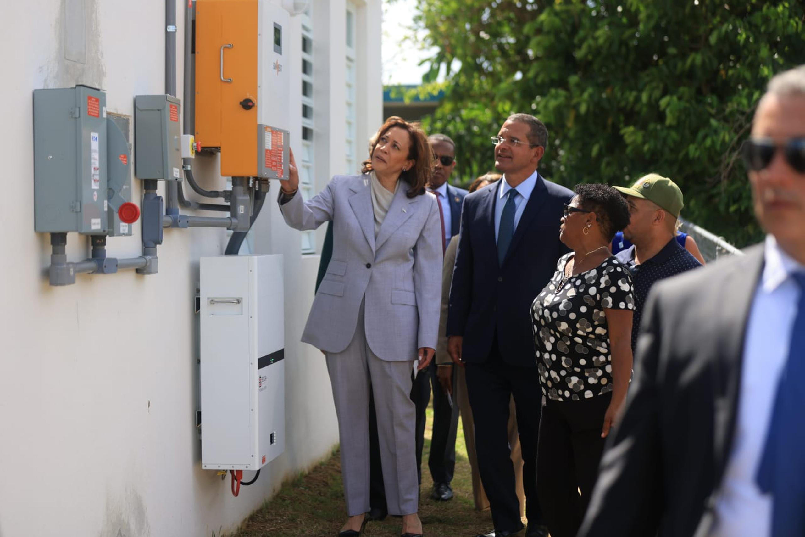 La vicepresidenta de Estados Unidos, Kamala Harris, visita la residencia de María Esther Ramos, de 86 años, en la comunidad San Isidro, en Canóvanas, donde se le instaló un sistema de energía solar.
