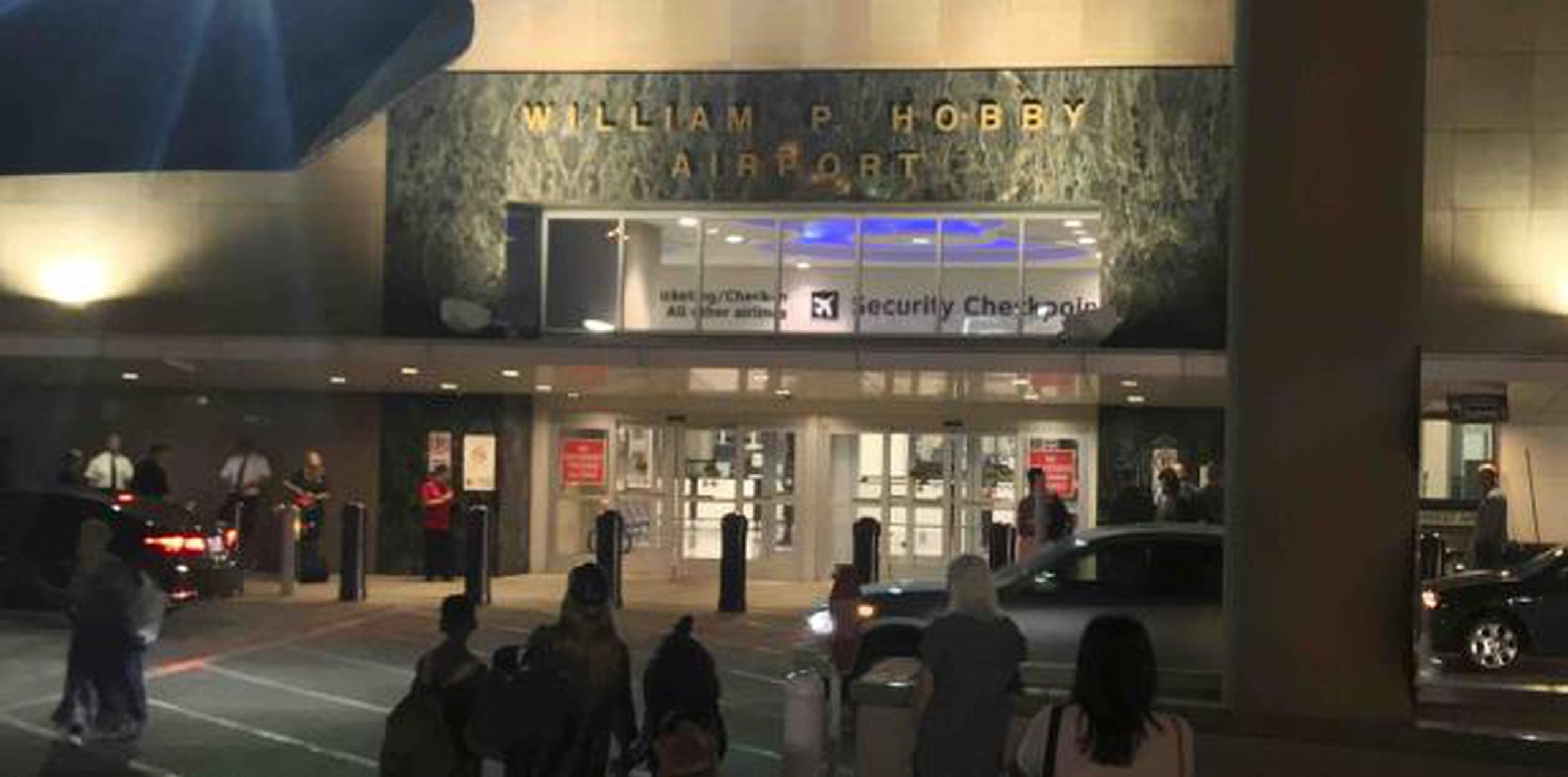 Un periodista de The Associated Press estaba en la fila cuando un agente de la TSA dio la alarma alrededor de las 4:35 a.m., obligando a cientos de personas a alejarse del área. (AP / John L. Mone)