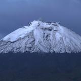 Volcán Cotopaxi emite cenizas a 500 metros sobre el cráter