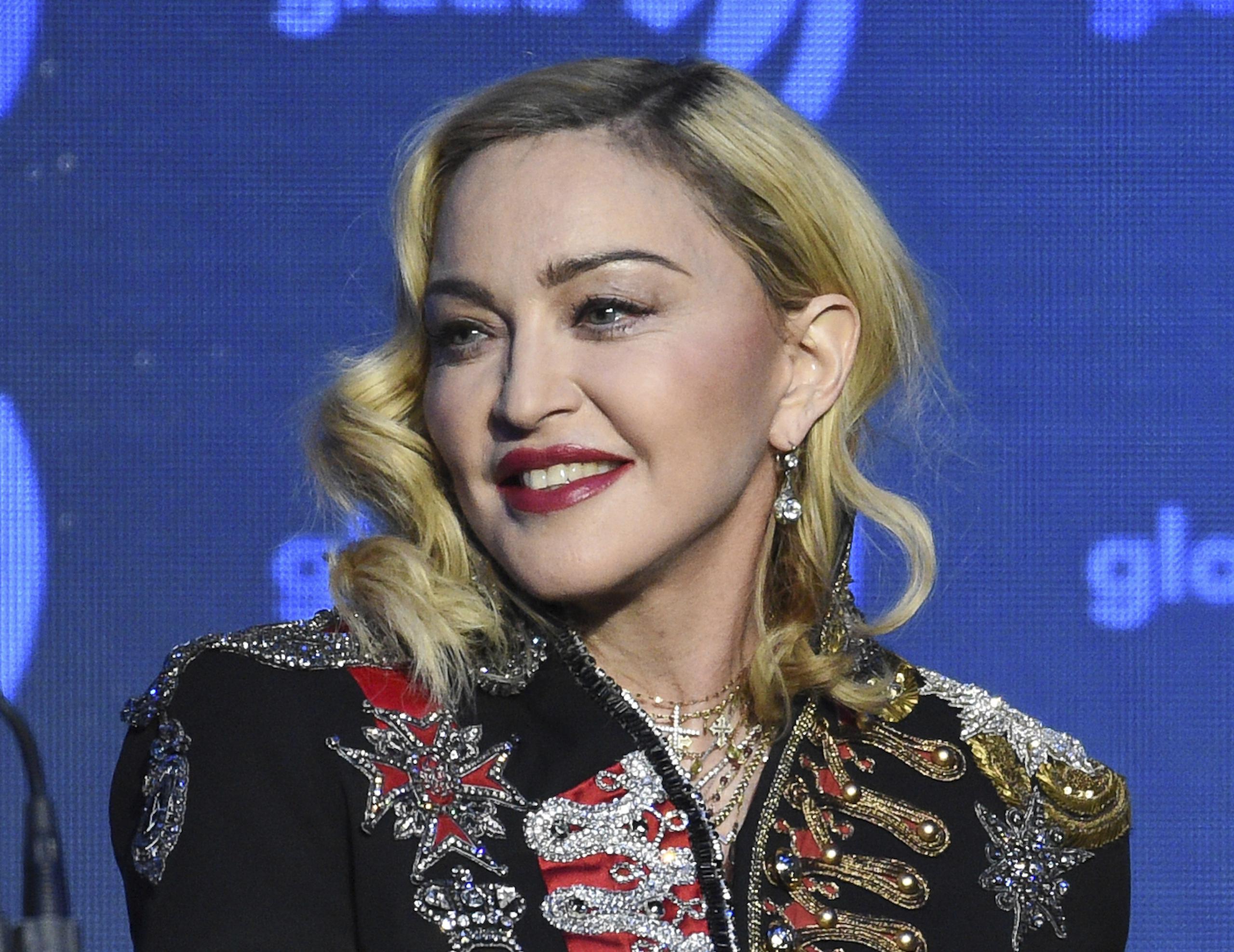 Madonna comenzó su último tour de conciertos luego que tuviera que posponer el espectáculo en julio por un contratiempo de salud.