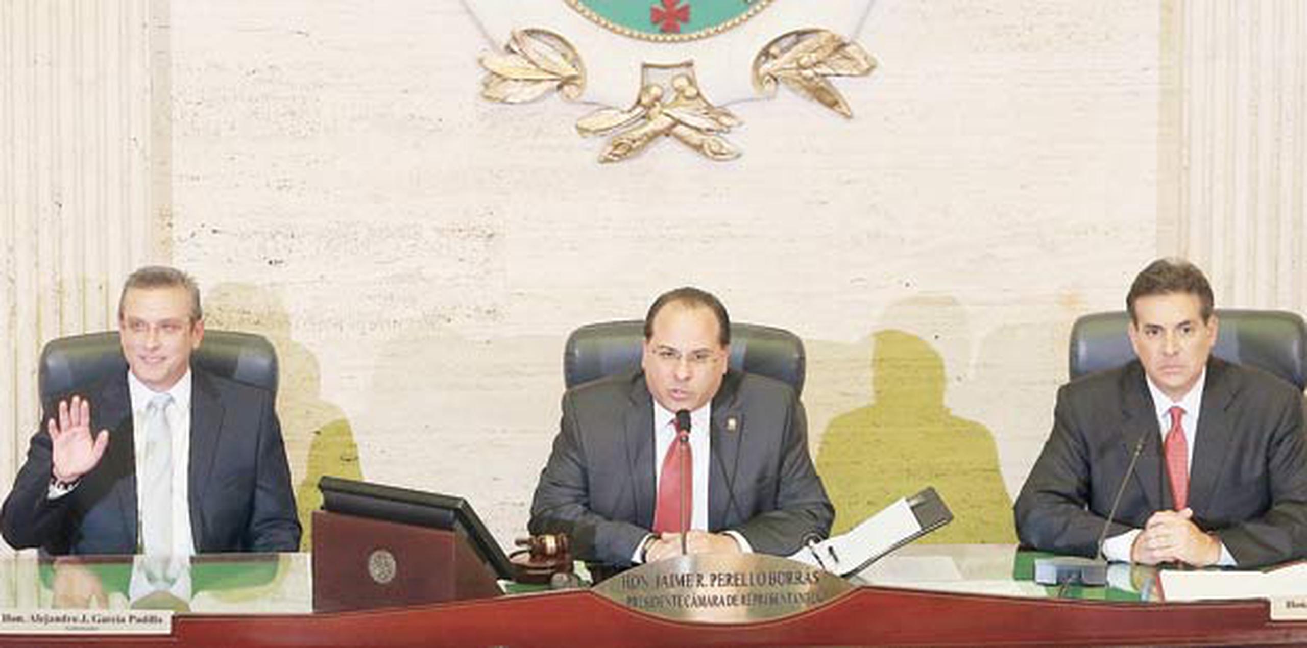 En un ambiente lleno de incertidumbre, el gobernador Alejandro García Padilla - saludando - se dirigirá hoy al País desde el hemiciclo de la Cámara de Representantes. (Archivo)