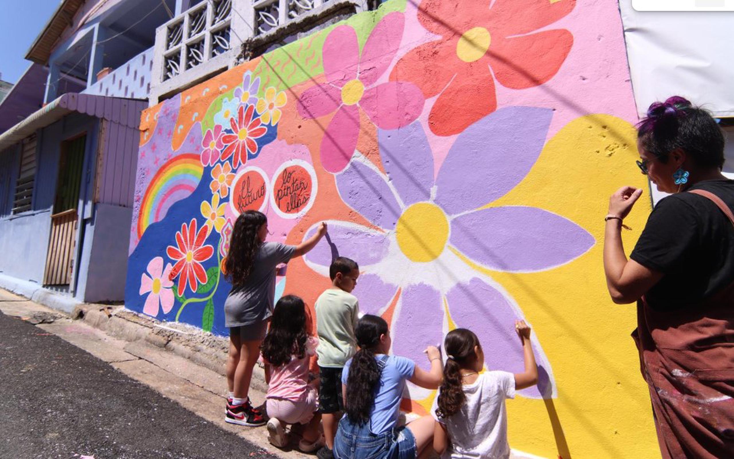 La artista plástica Elvia Hernández, junto a seis niñas residentes de La Perla, realizan  la obra “Ellas y todos sus colores”.
