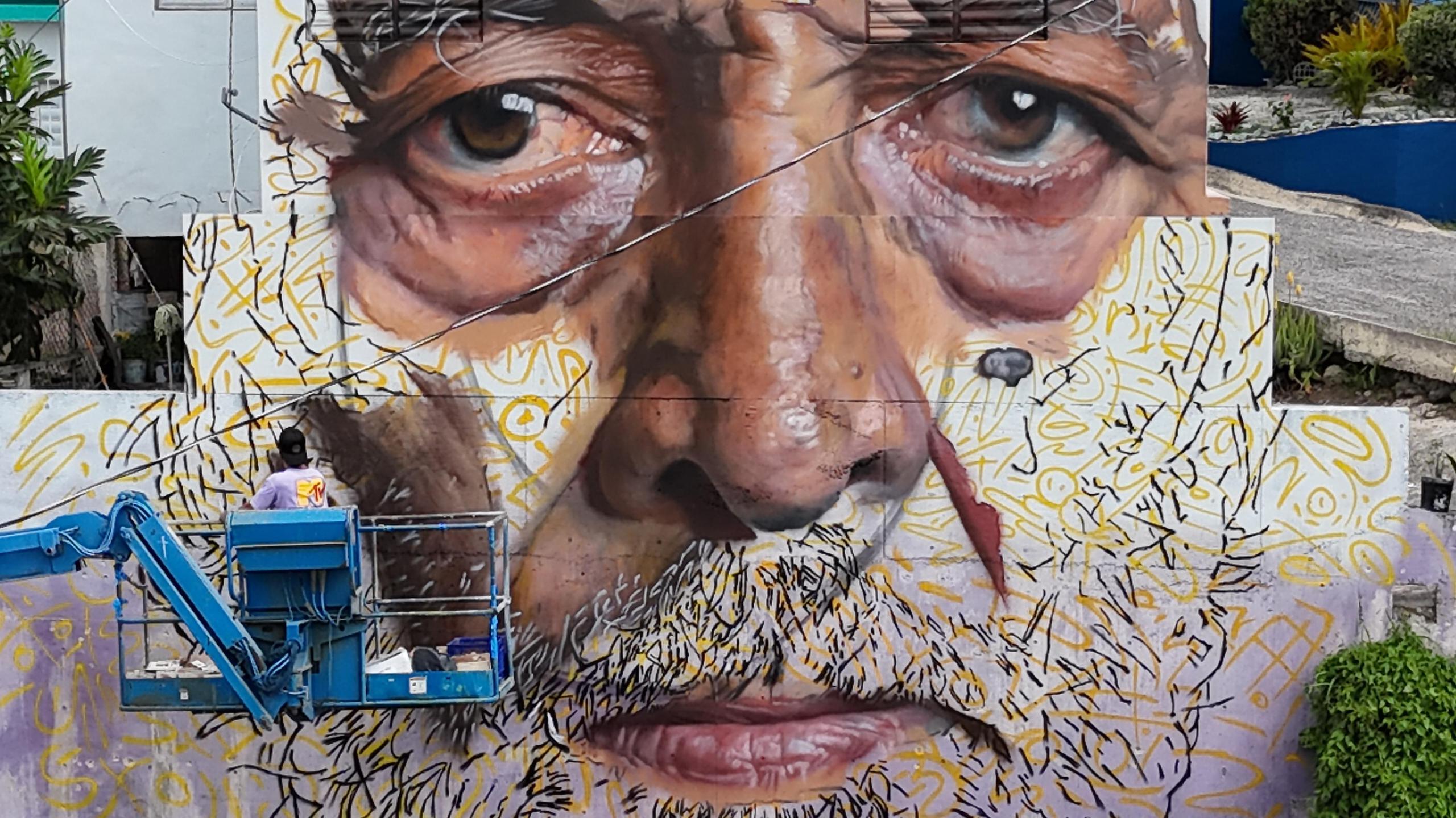Actuamente, el artista argentino Maximiliano Bagnasco -quien pintó a "Monse"- completa el mural de don Ángel Torres Santos, o "Gelín". 