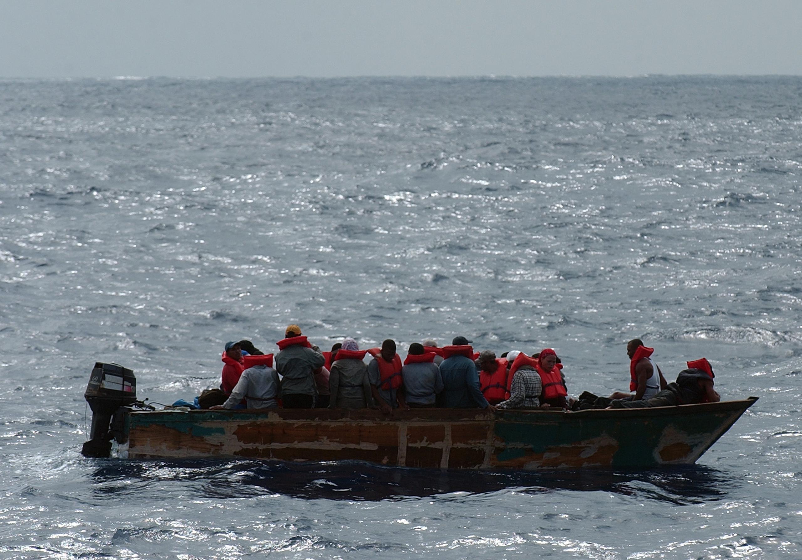 Imagen de archivo de una intervención con indocumentados que intentan entrar a la isla por la costa oeste de forma ilegal.