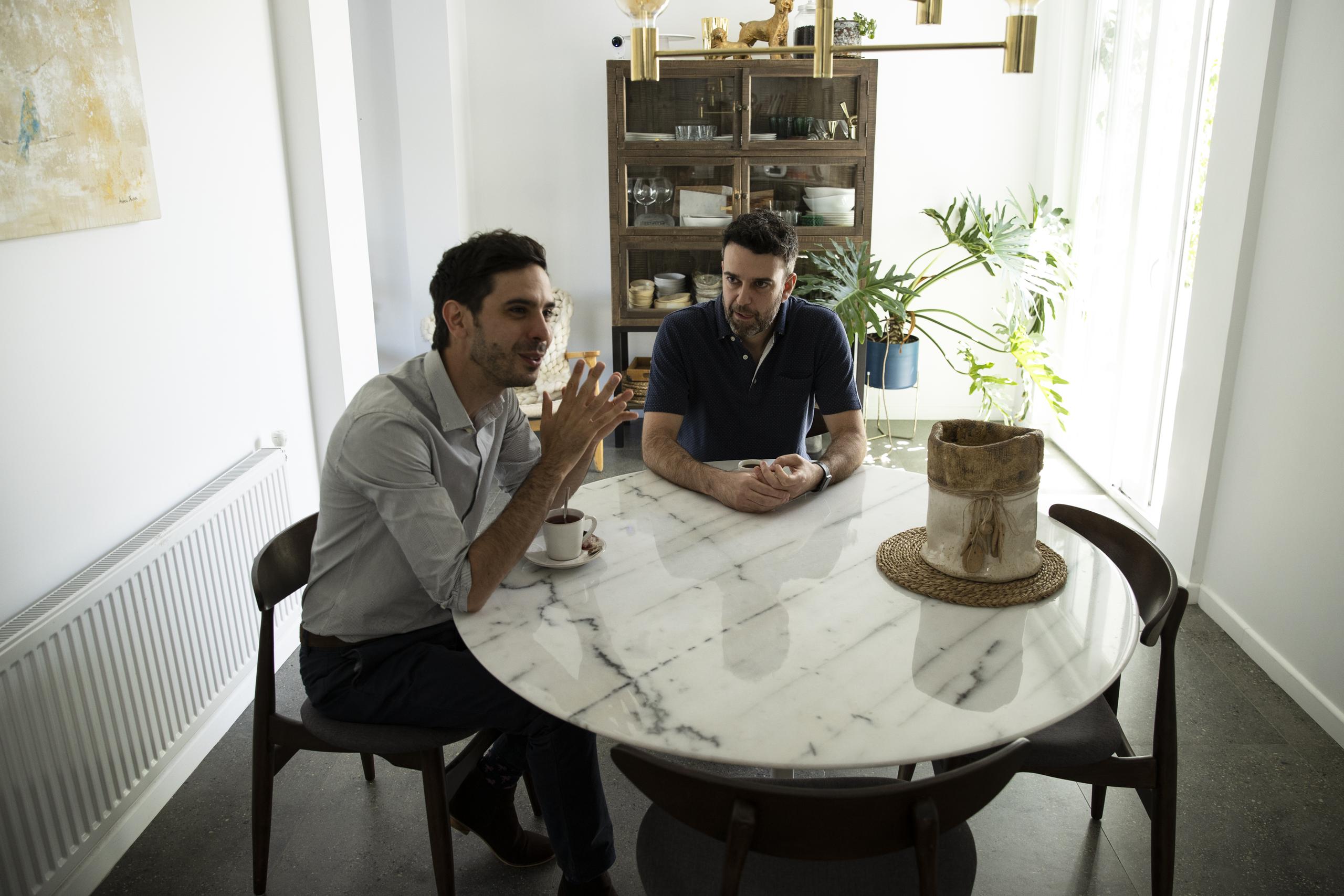 Javier Silva (i) y Jaime Nazar (d) toman café en su casa ayer, en Santiago (Chile), el día antes de que ambos se conviertan en la primera pareja del mismo sexo en contraer matrimonio en el país. EFE/ Alberto Valdés
