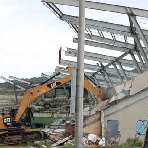 Entre lágrimas y tristeza comienza la demolición del Estadio Félix ‘Nacho’ Millán en Yabucoa