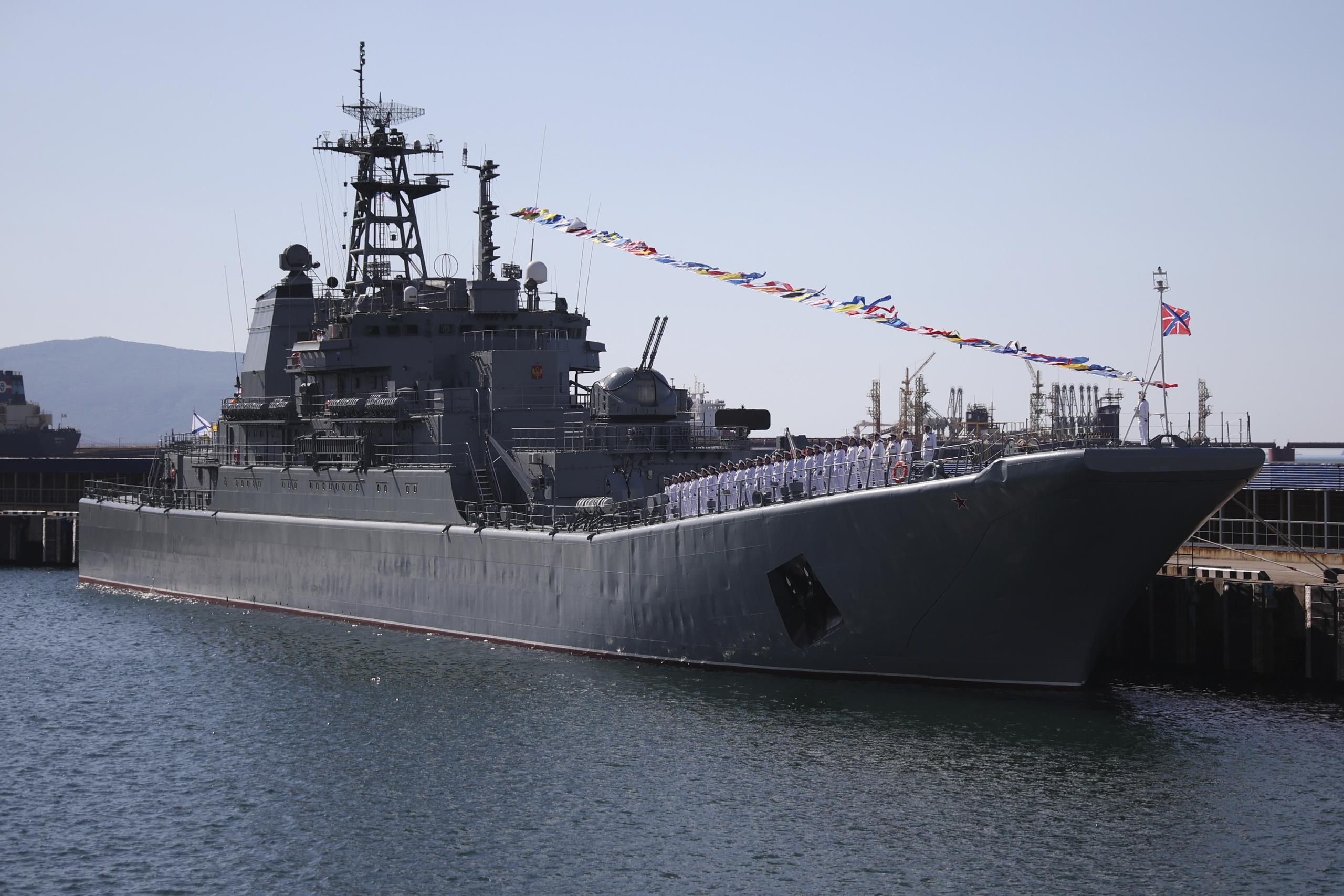 El Olenegorsky Gornyak, un buque de guerra de la armada rusa, amarrado en el puerto de Novorossiysk, Rusia, el 30 de julio de 2023. (AP Foto)