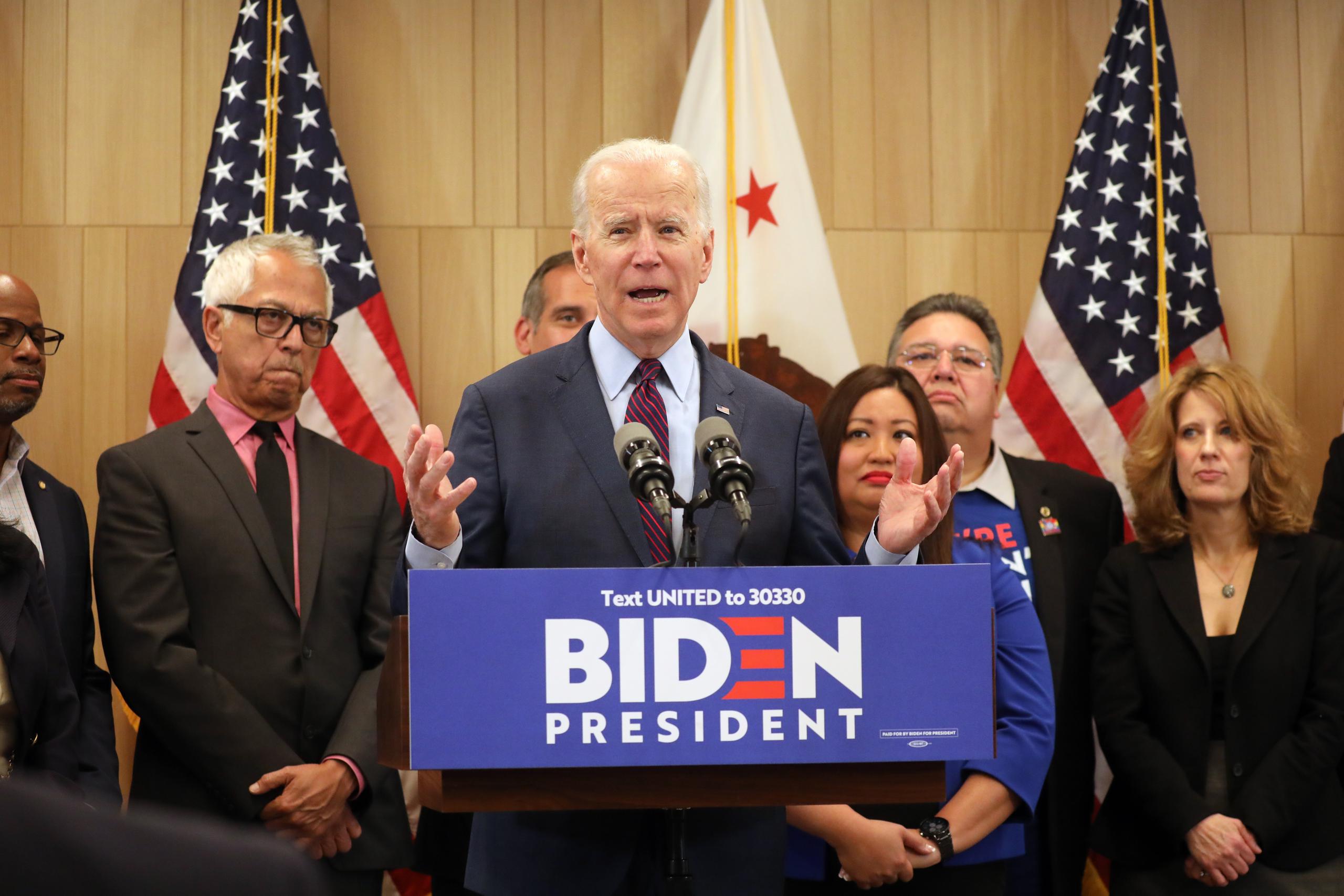 Biden le ganará cómodamente a Sanders en Florida, según sondeo