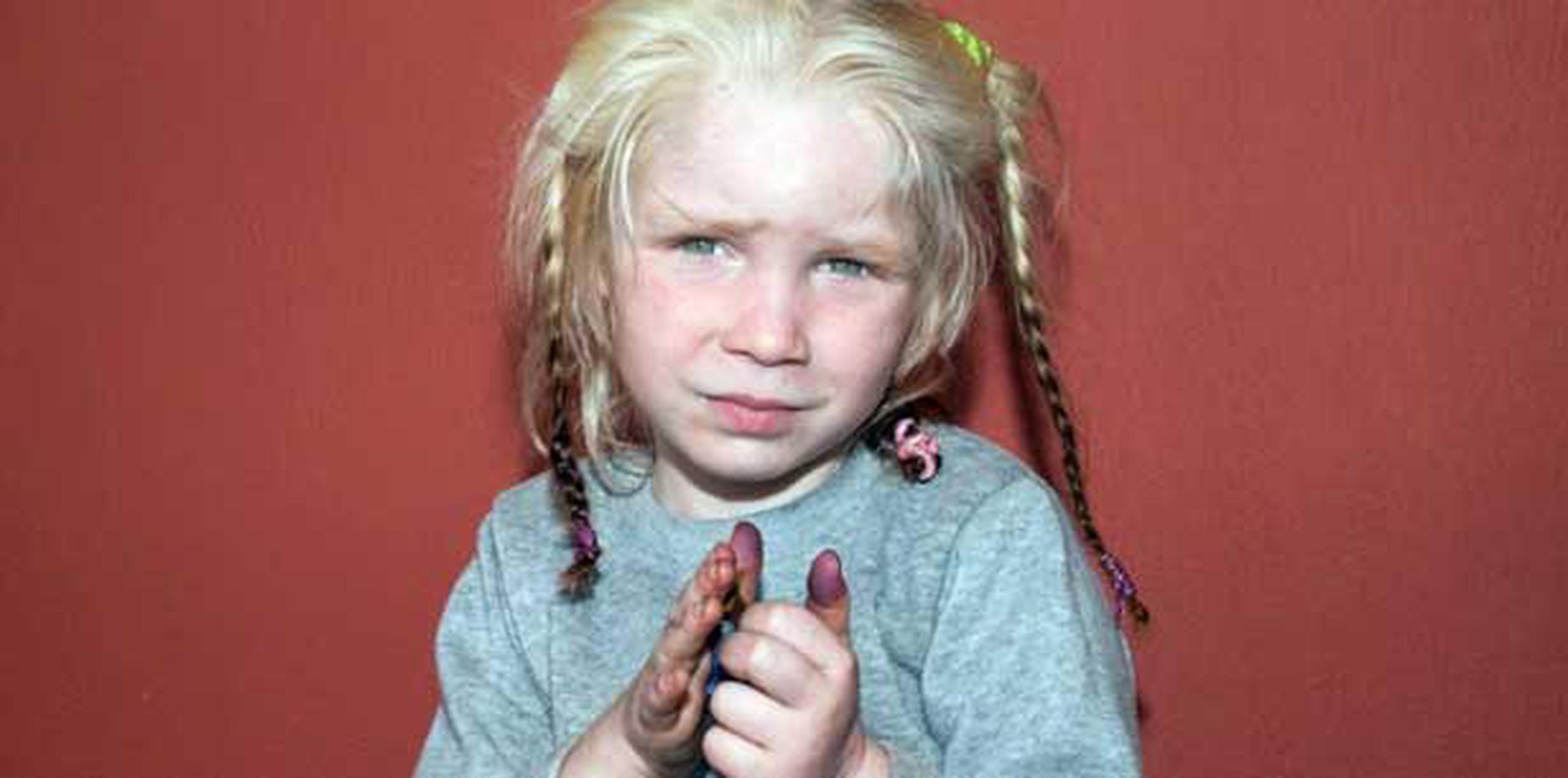 Pruebas de ADN han revelado que "María", la pequeña niña rubia que apareció hace ocho días en un campamento gitano en Grecia, es hija biológica de las personas con las que se encontraba.  (AFP/Policía Grecia)