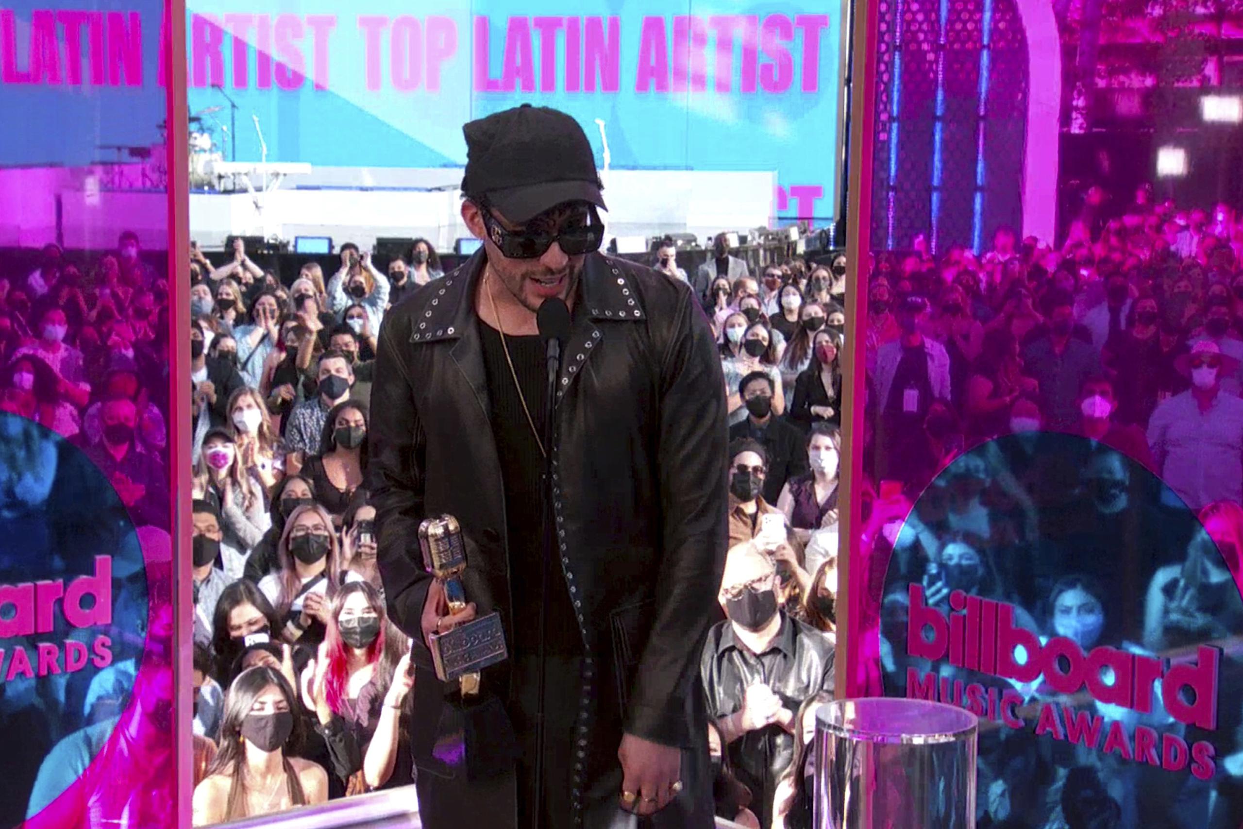 Bad Bunny obtuvo el Premio Billboard de la Música al mejor artista latino, además de otros tres galardones.