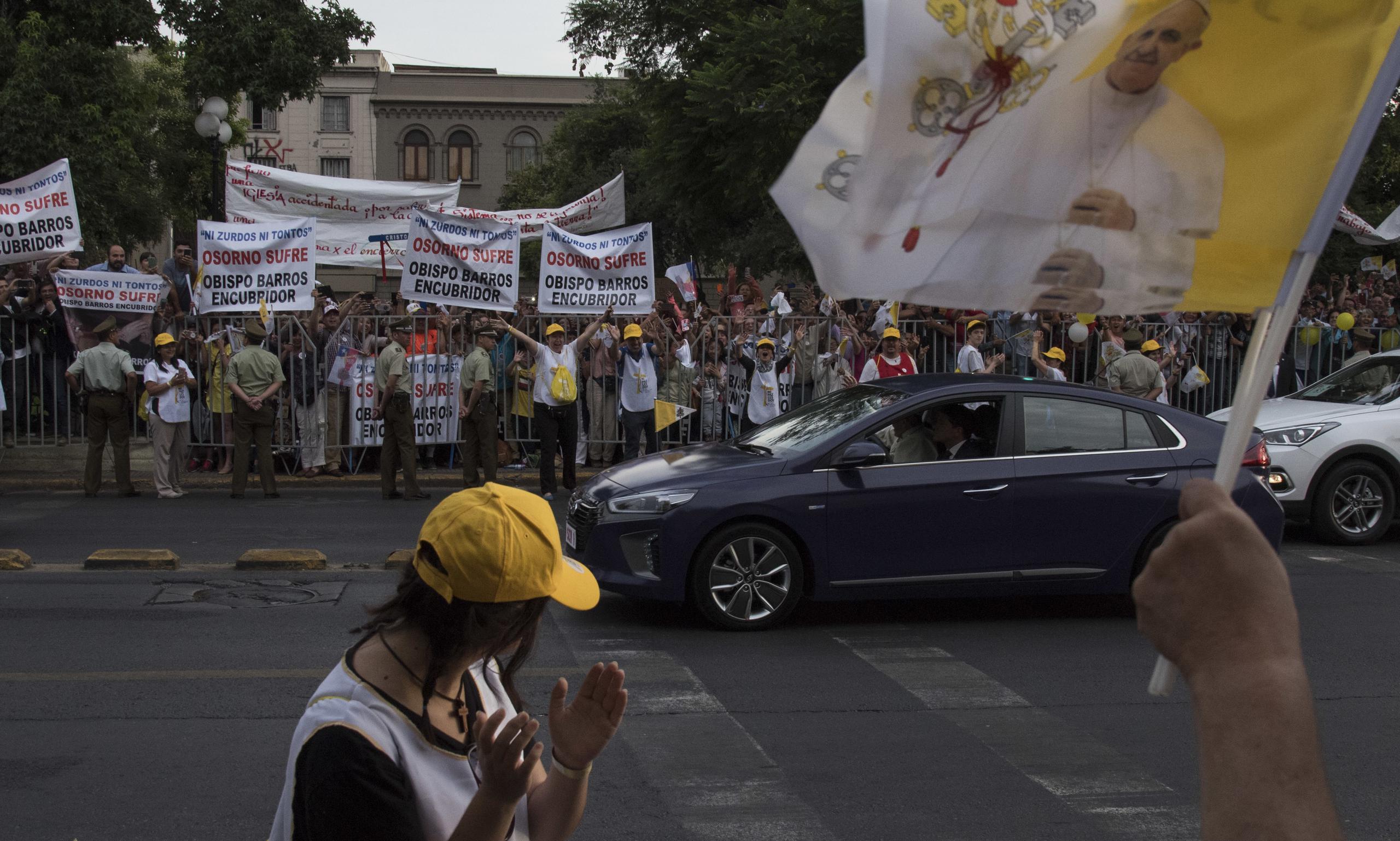 Manifestantes protestan contra la Iglesia católica y la visita del papa Francisco al paso del pontífice, en Santiago de Chile. (AP)