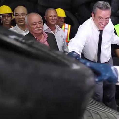 García Padilla inaugura empresa para reciclaje de gomas