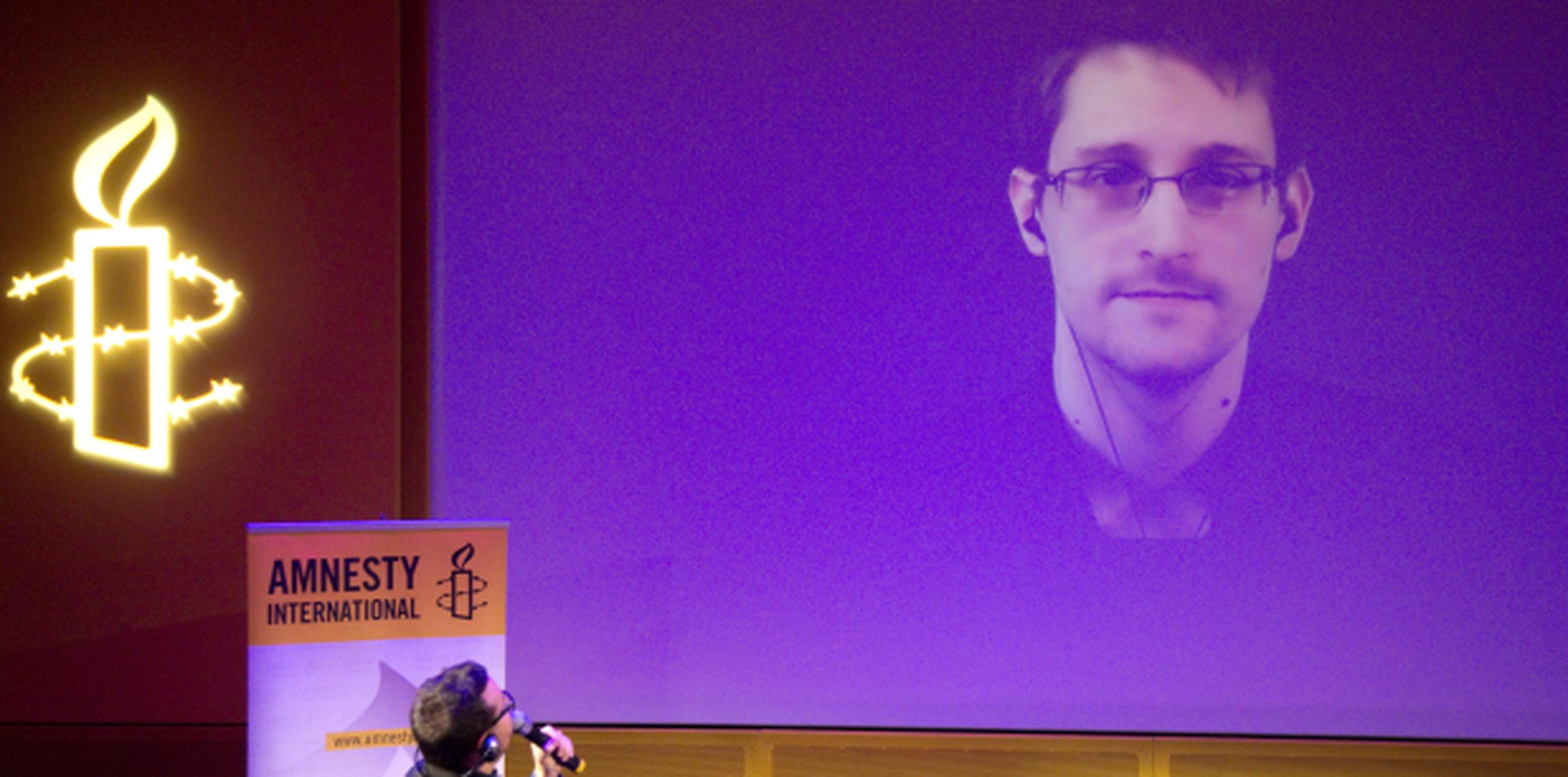 Snowden, asilado en Rusia, ha seguido en el ojo público através de la tecnología, como en esta videoconferencia para una actividad de Amnistía Internacional celebrada diciembre pasado en París. (AP)